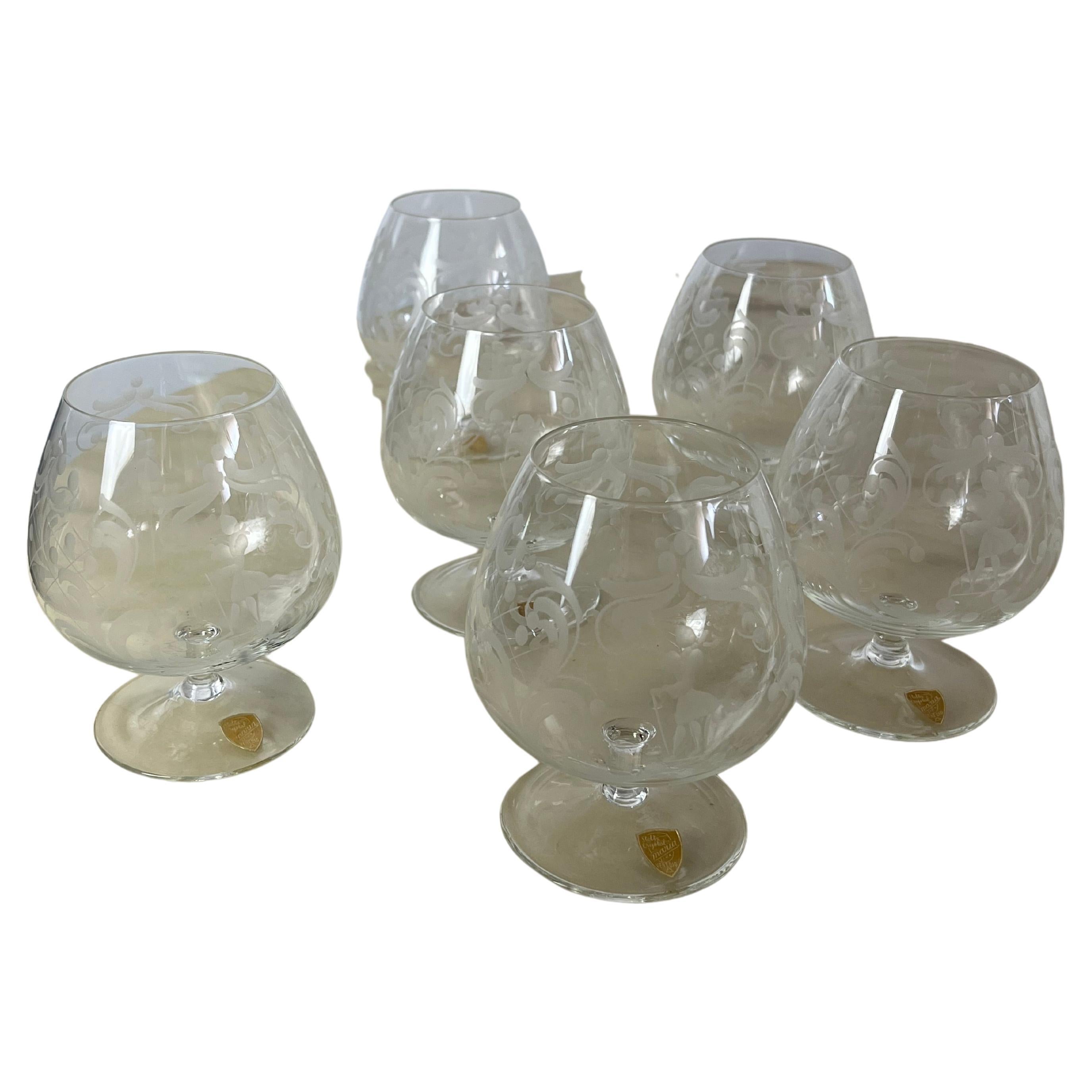 Sechs cognacfarbene Gläser aus handgraviertem Kristall, Venedig, 1960er Jahre im Angebot