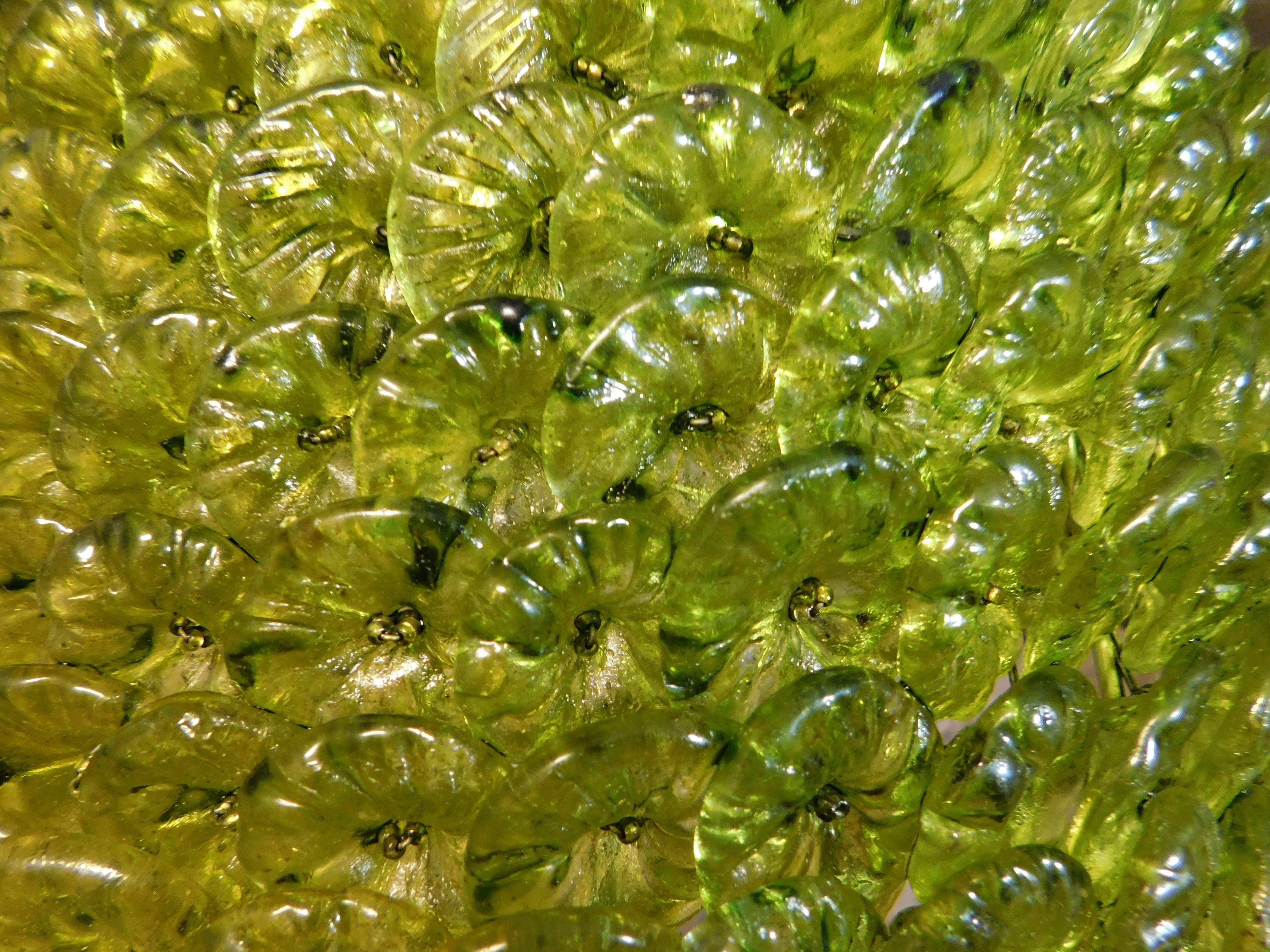 Sechs zeitgenössische Blütenblatt-Pendelleuchten aus Glas im Zustand „Gut“ im Angebot in Hamilton, Ontario