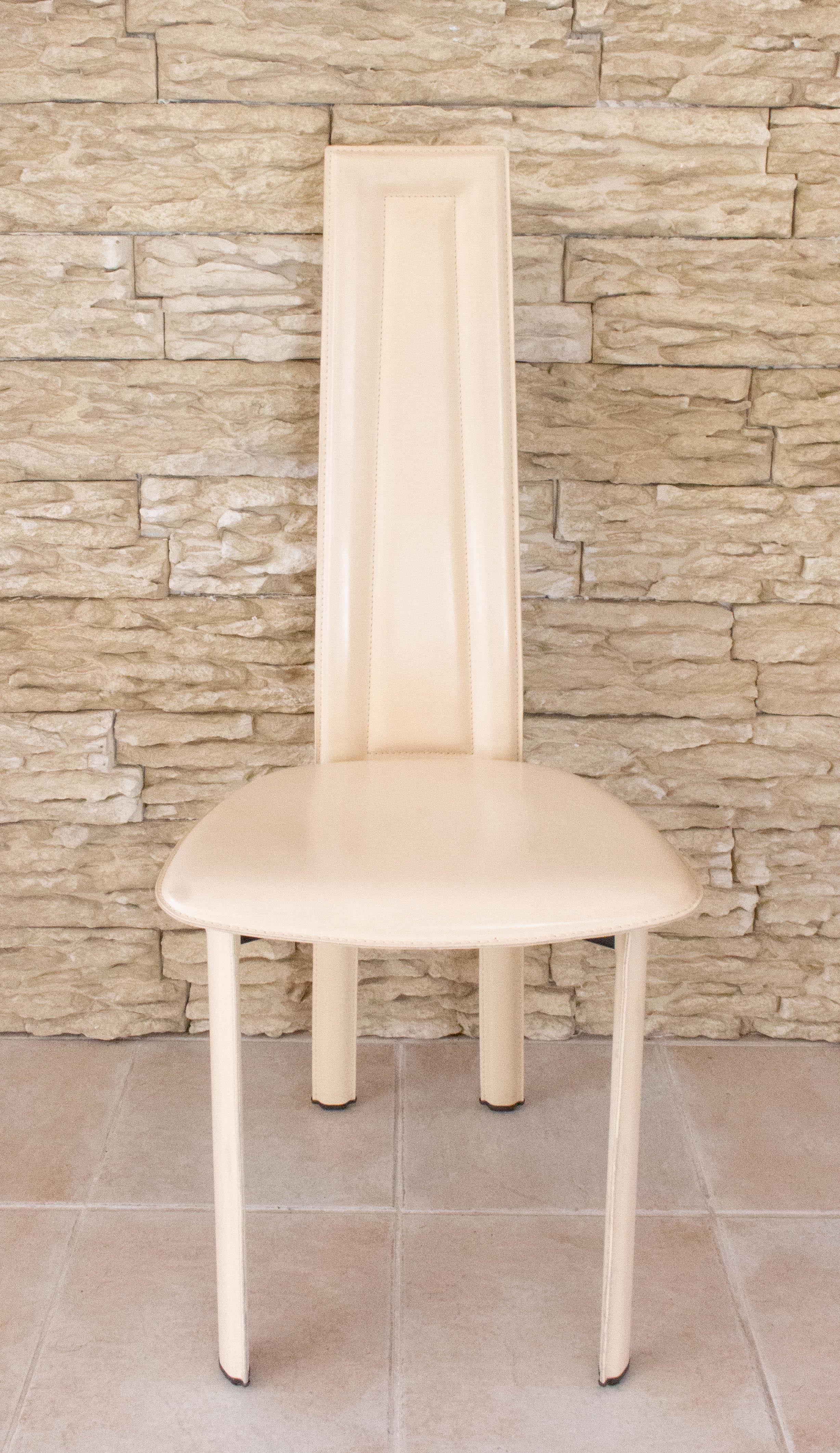 French dining chairs cream, late 20th century
Handsome set of six chairs
Cream leather

Very good condition

For shipping 
3 pack of 108 x 44 x 60 cm 16 kg.