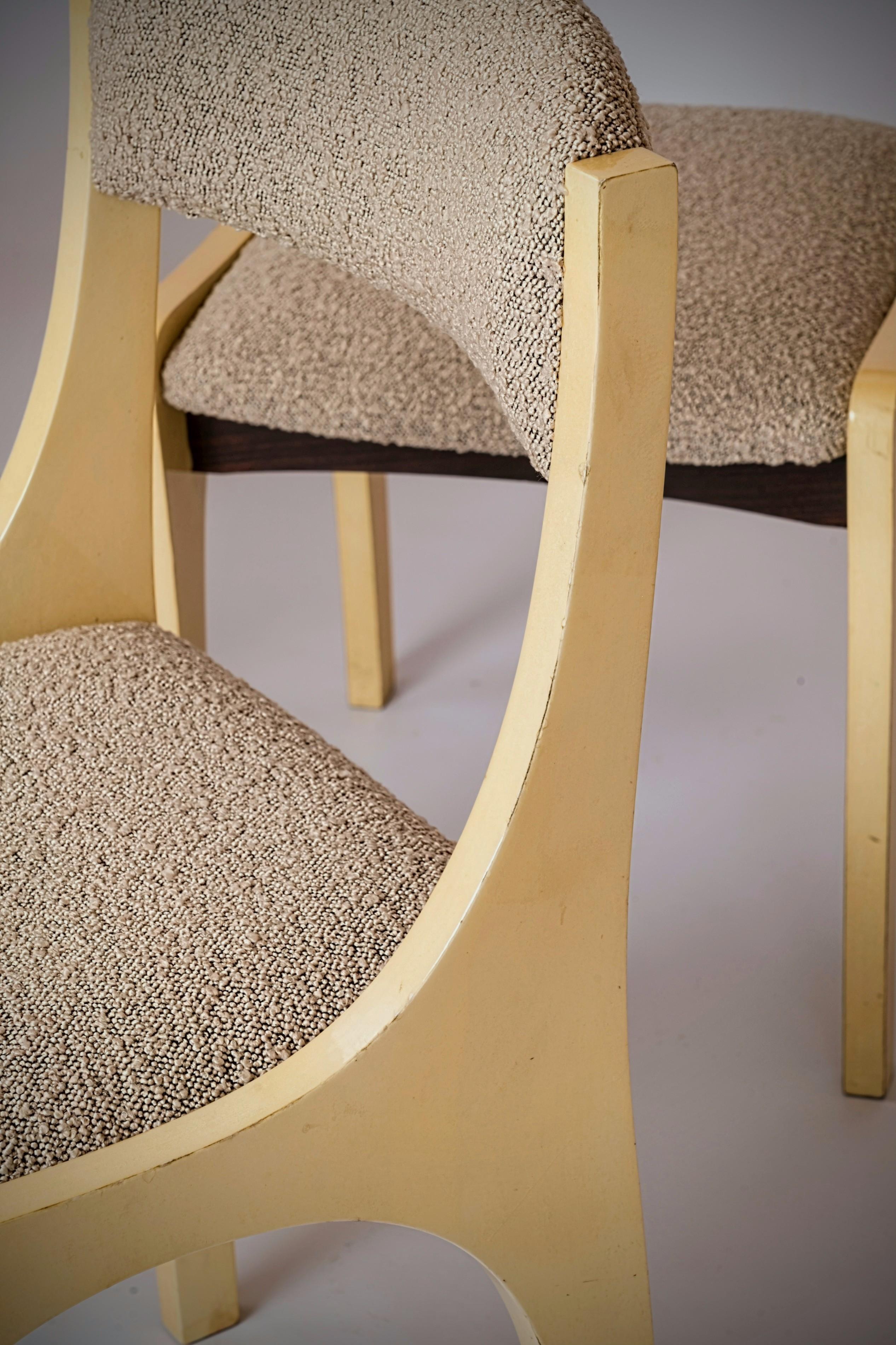 Ensemble de six chaises de salle à manger ou d'appoint en parchemin par Eleg Tura, aux lignes épurées et élégantes. Nouvelle sellerie beige 