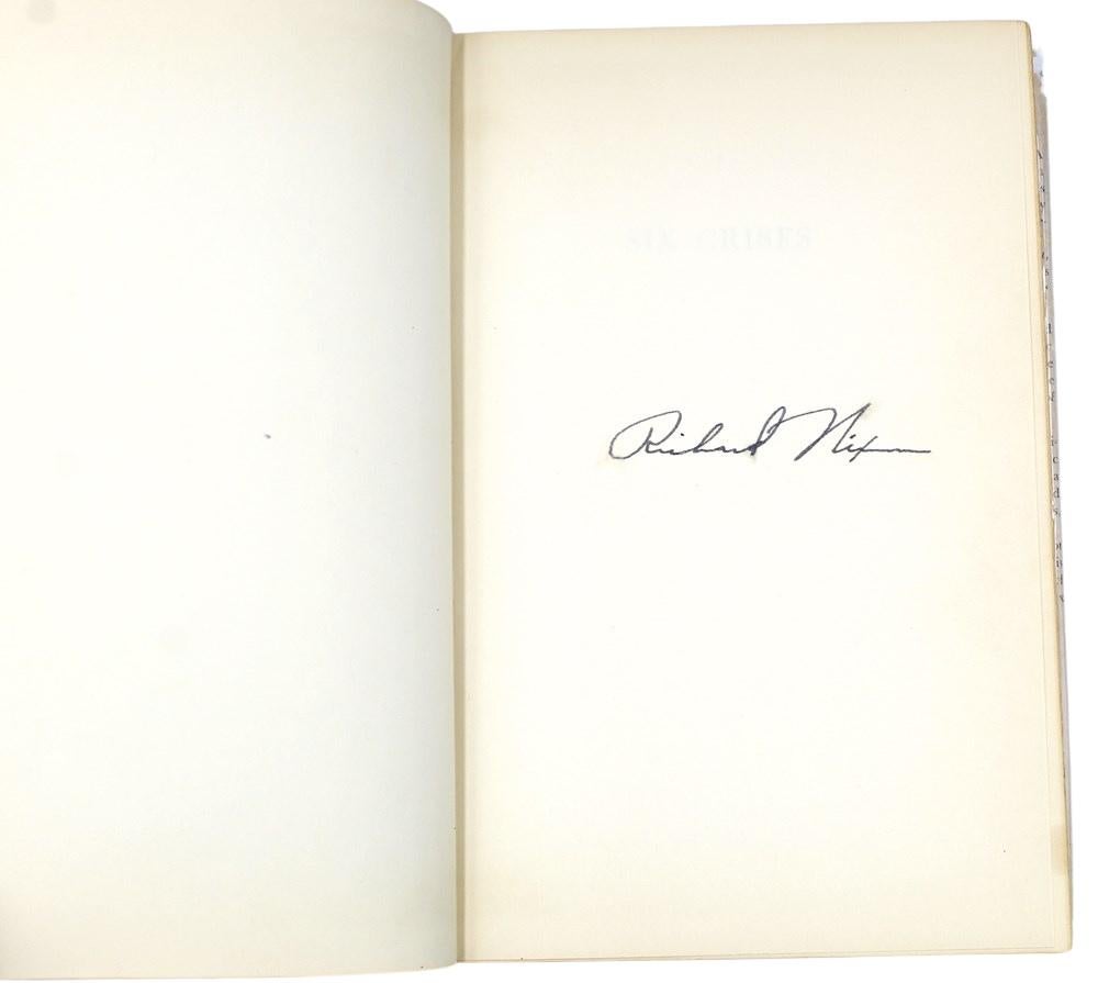 Nixon, Richard. Six crises. New York : Doubleday & Company, Inc, 1962. Première édition. Signé sur le papier de garde. Présenté dans la jaquette originale de l'éditeur et les planches grises avec des titres dorés au dos et sur la première planche.