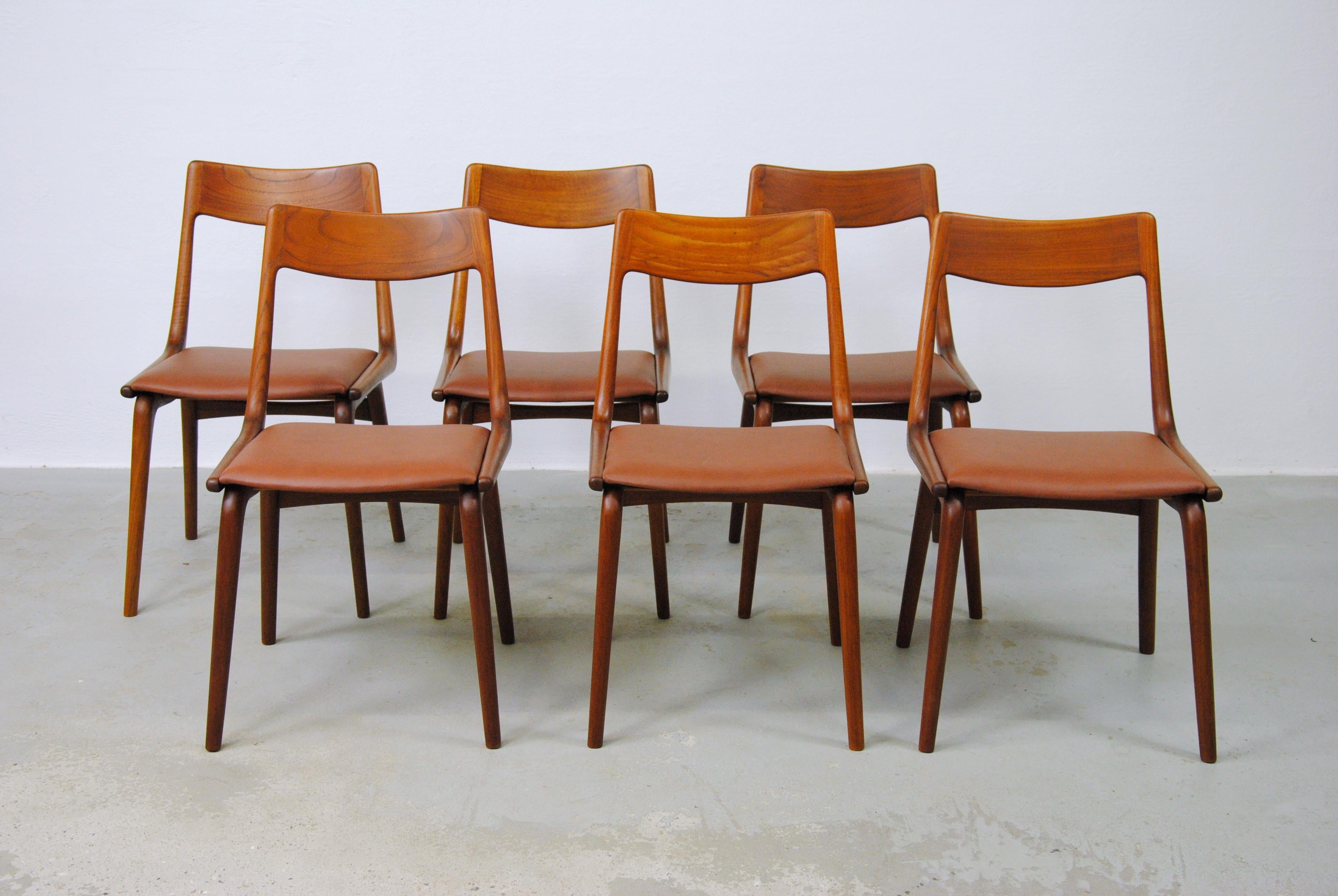 Set of six 1950s Danish boomerang dining chairs in teak by Alfred Christensen for Slagelse Møbelfabrik.

The comfortable chairs feature a simple but elegant boomerang shaped frame in solid bended teak with a well shaped teak backrest and a very