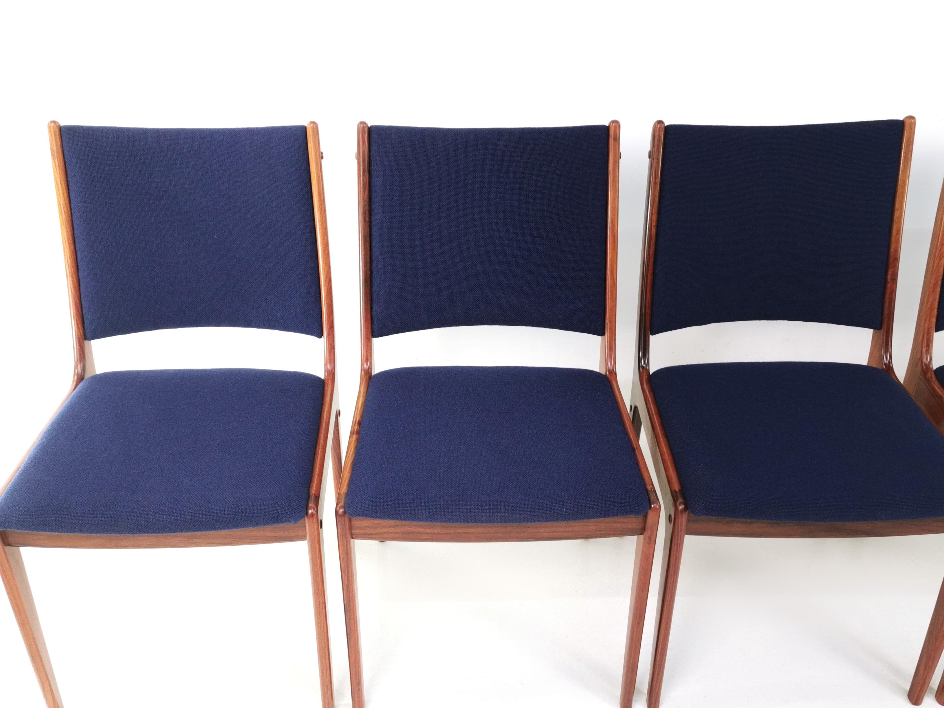 Six Danish Johannes Andersen Brazilian Rosewood Dining Chairs in Blue Kvadrat In Good Condition In STOKE ON TRENT, GB