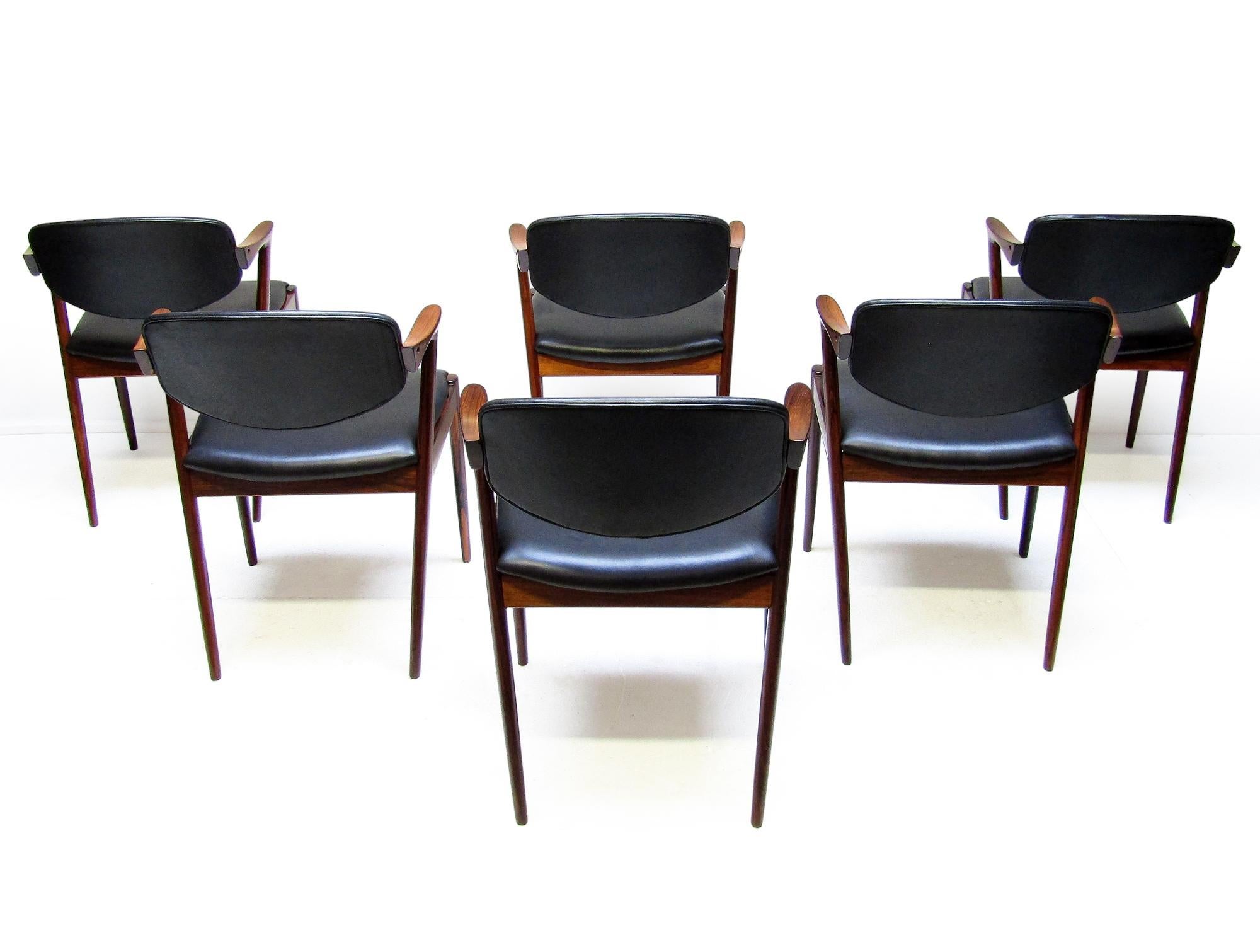 Seis sillas de comedor danesas modelo 42 de palisandro por Kai Kristiansen - Retapizadas en venta 3