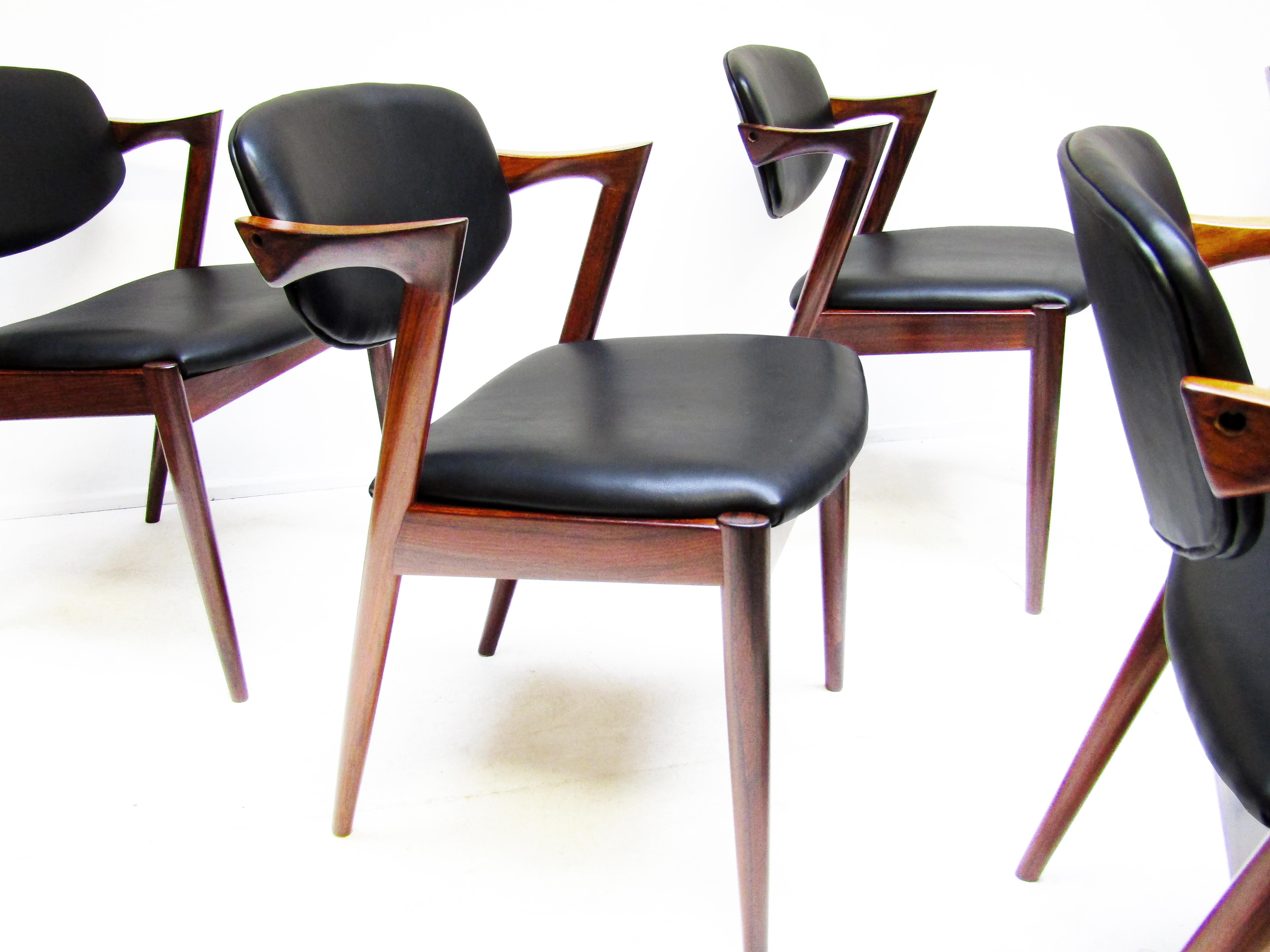 Seis sillas de comedor danesas modelo 42 de palisandro por Kai Kristiansen - Retapizadas en venta 4