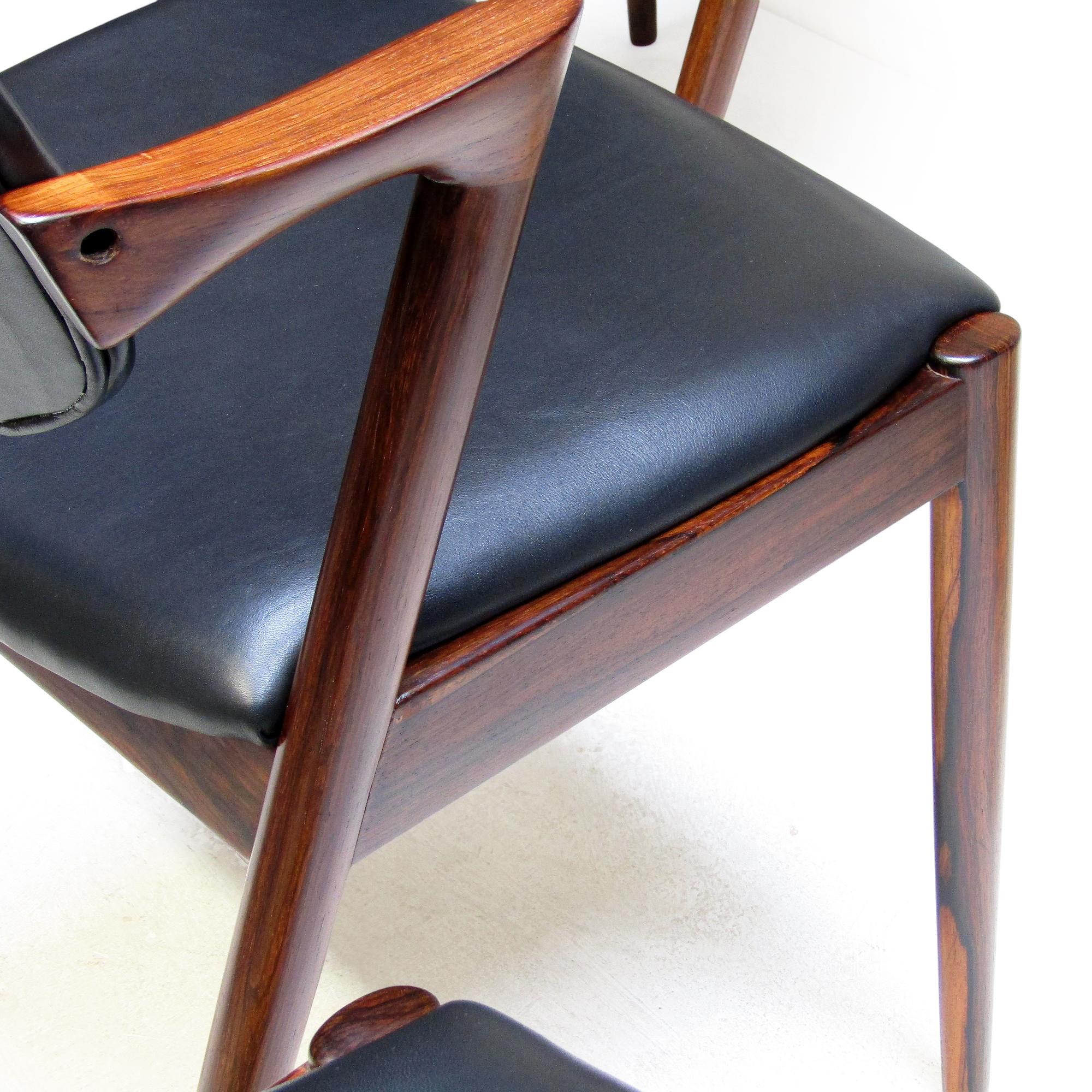 Seis sillas de comedor danesas modelo 42 de palisandro por Kai Kristiansen - Retapizadas en venta 7
