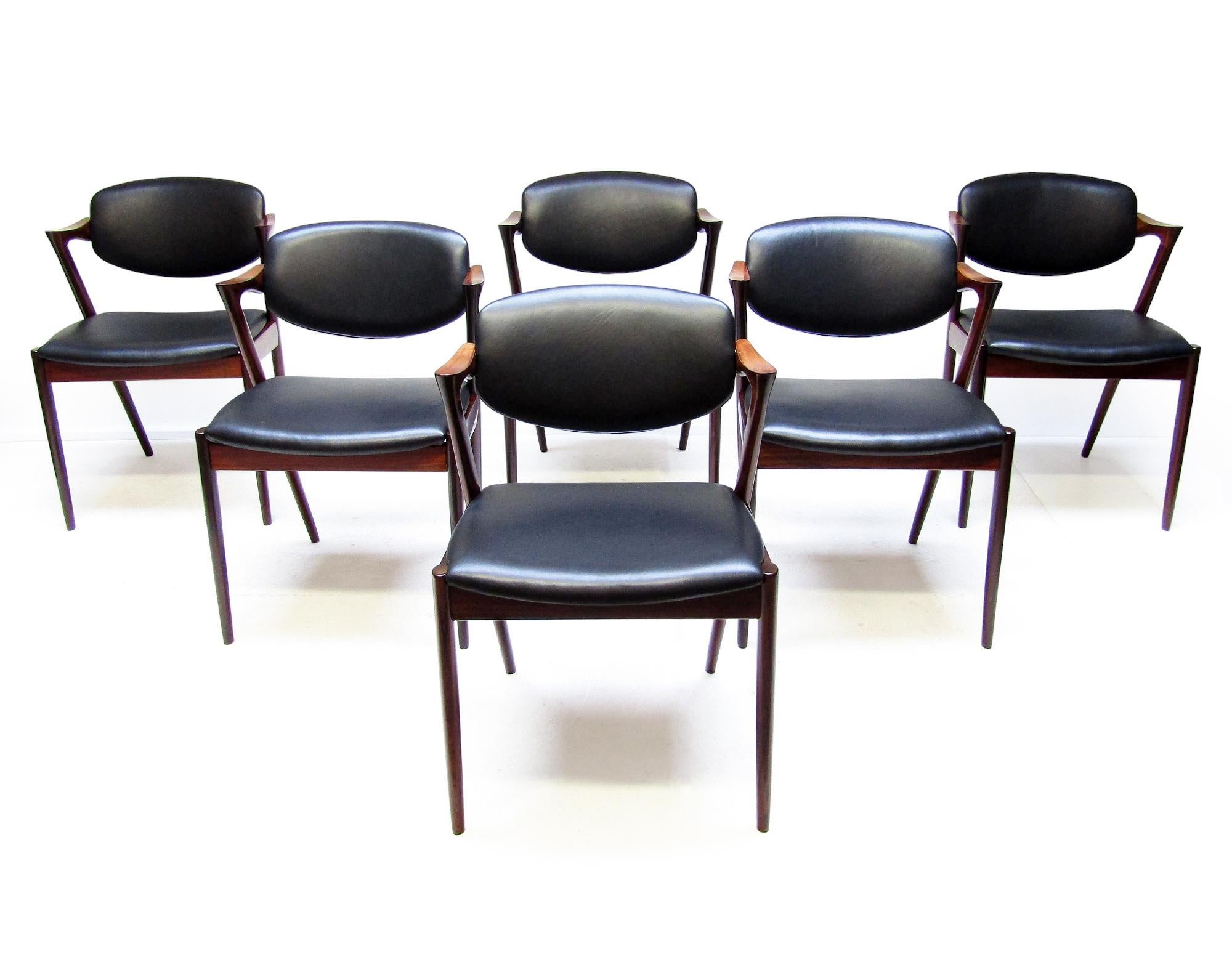 Seis sillas de comedor danesas modelo 42 de palisandro por Kai Kristiansen - Retapizadas Danés en venta