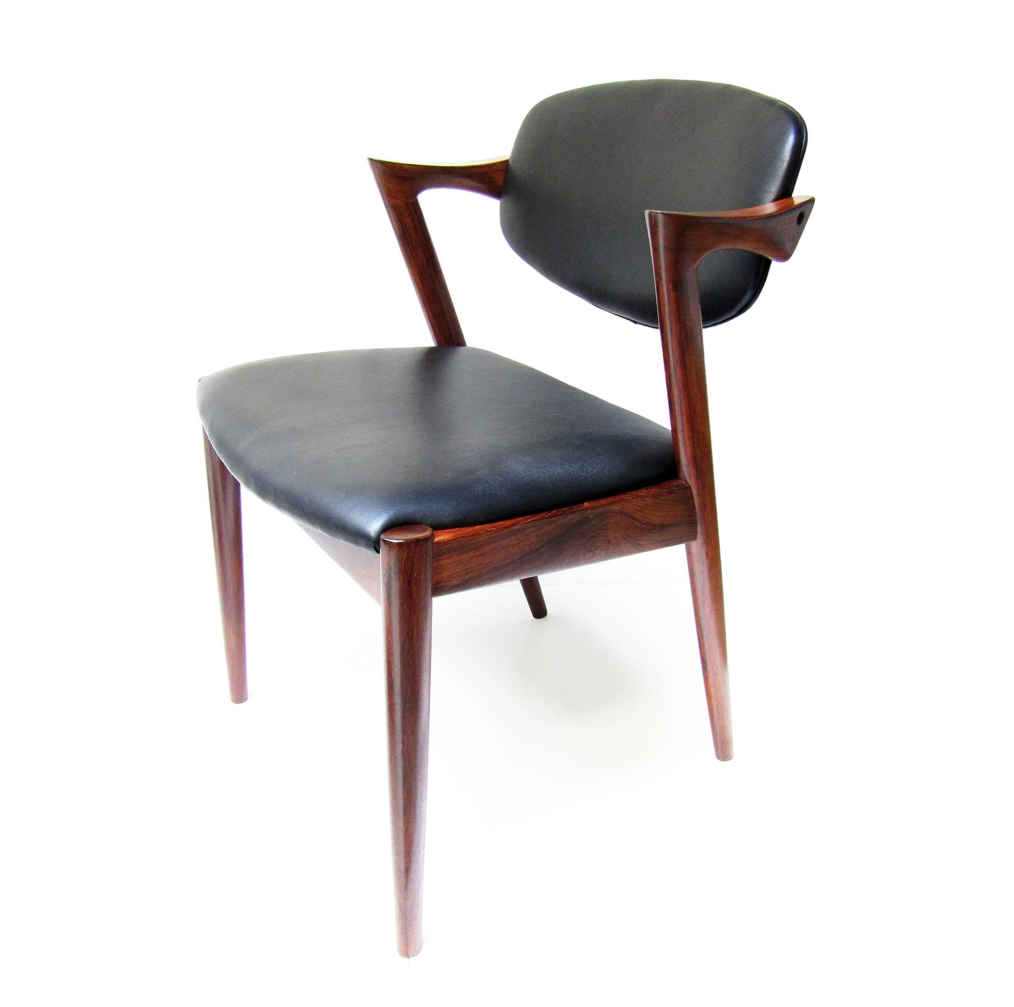 Seis sillas de comedor danesas modelo 42 de palisandro por Kai Kristiansen - Retapizadas en Bueno estado para la venta en Shepperton, Surrey
