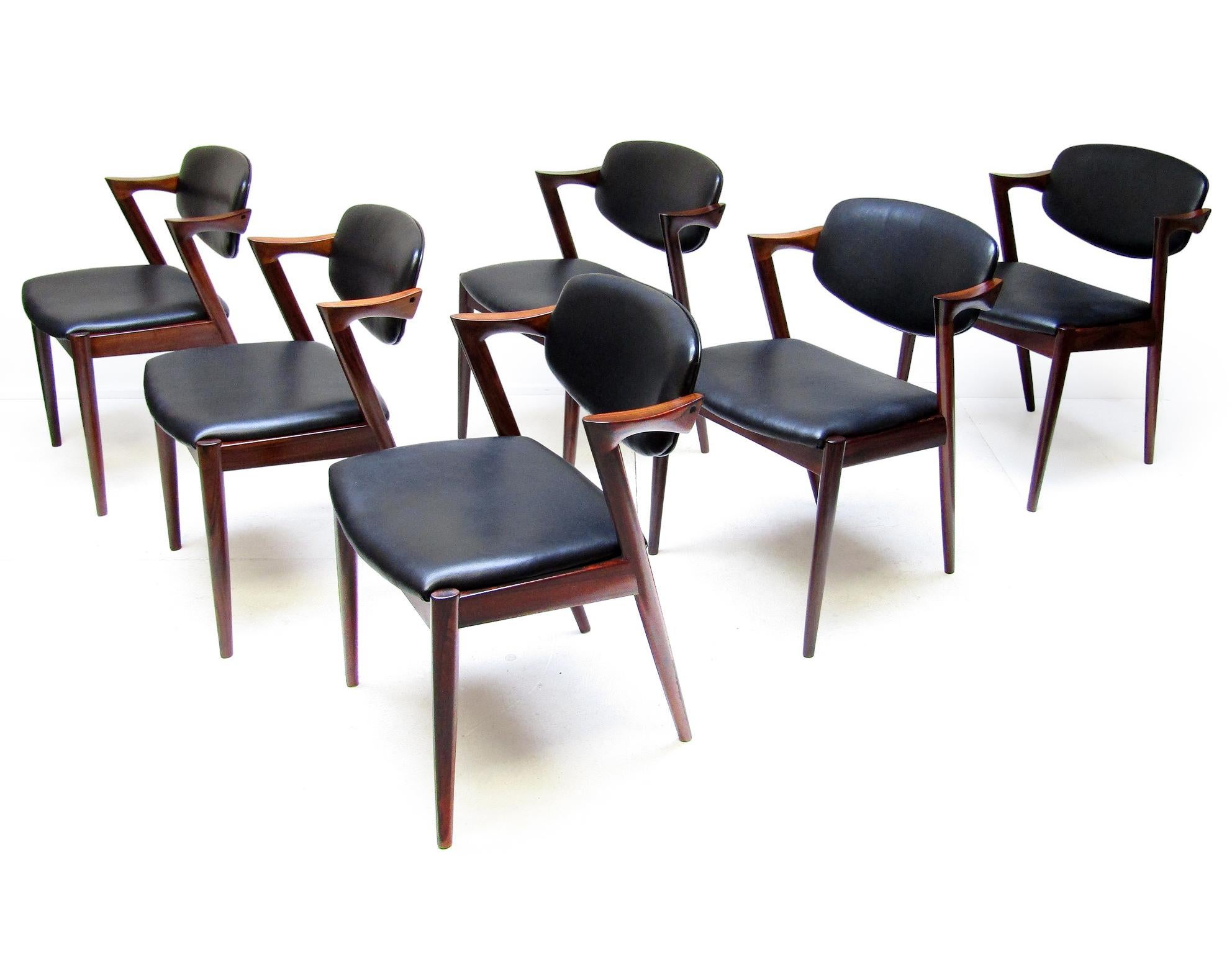 Seis sillas de comedor danesas modelo 42 de palisandro por Kai Kristiansen - Retapizadas siglo XX en venta