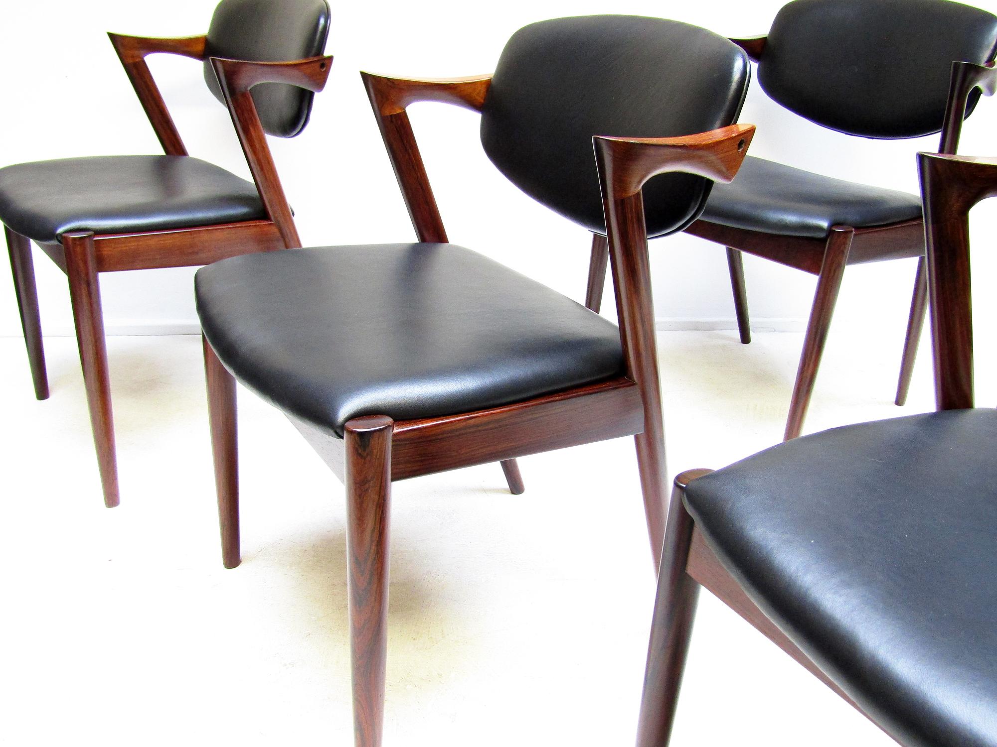 Seis sillas de comedor danesas modelo 42 de palisandro por Kai Kristiansen - Retapizadas Cuero en venta