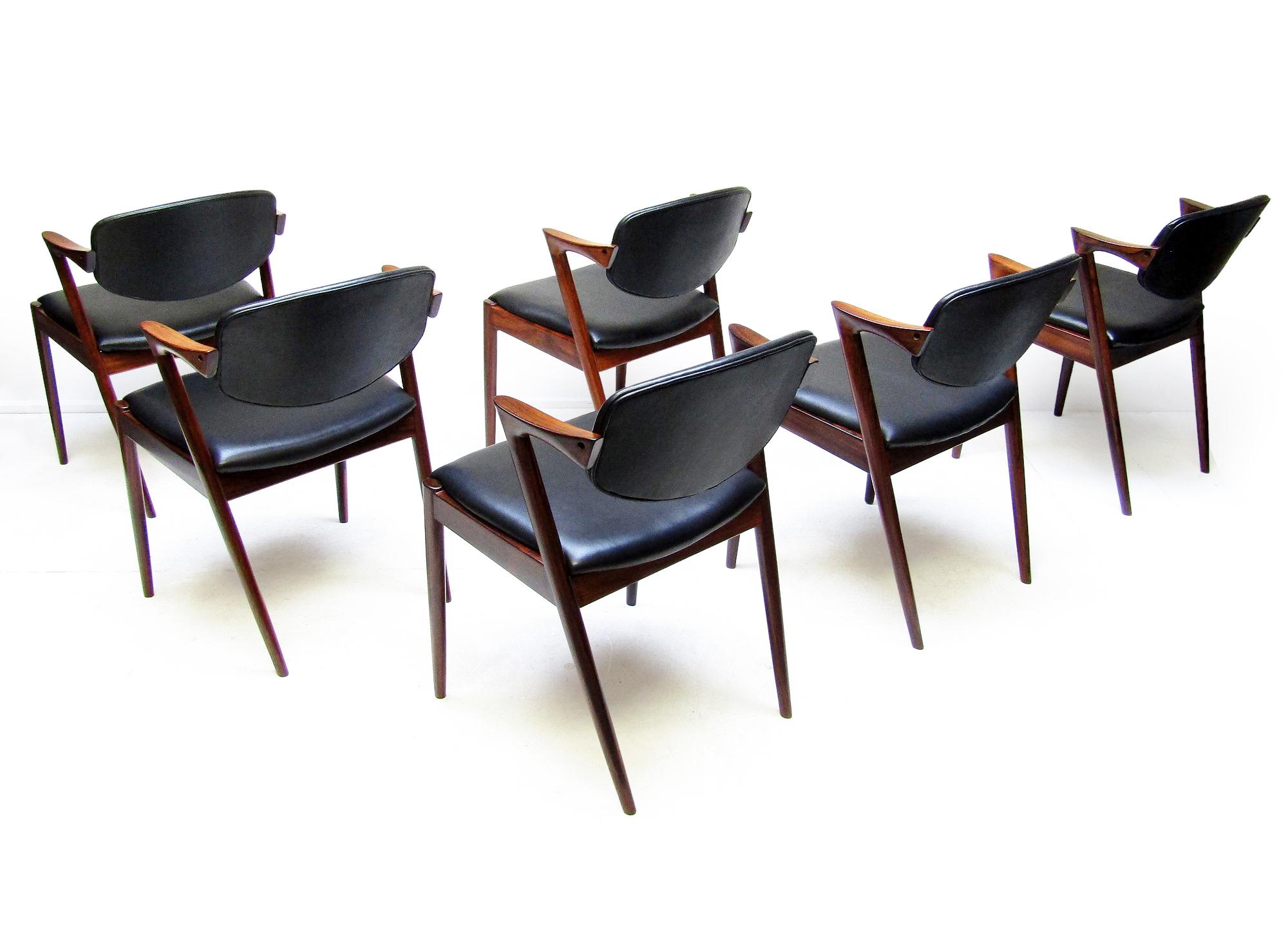 Seis sillas de comedor danesas modelo 42 de palisandro por Kai Kristiansen - Retapizadas en venta 1