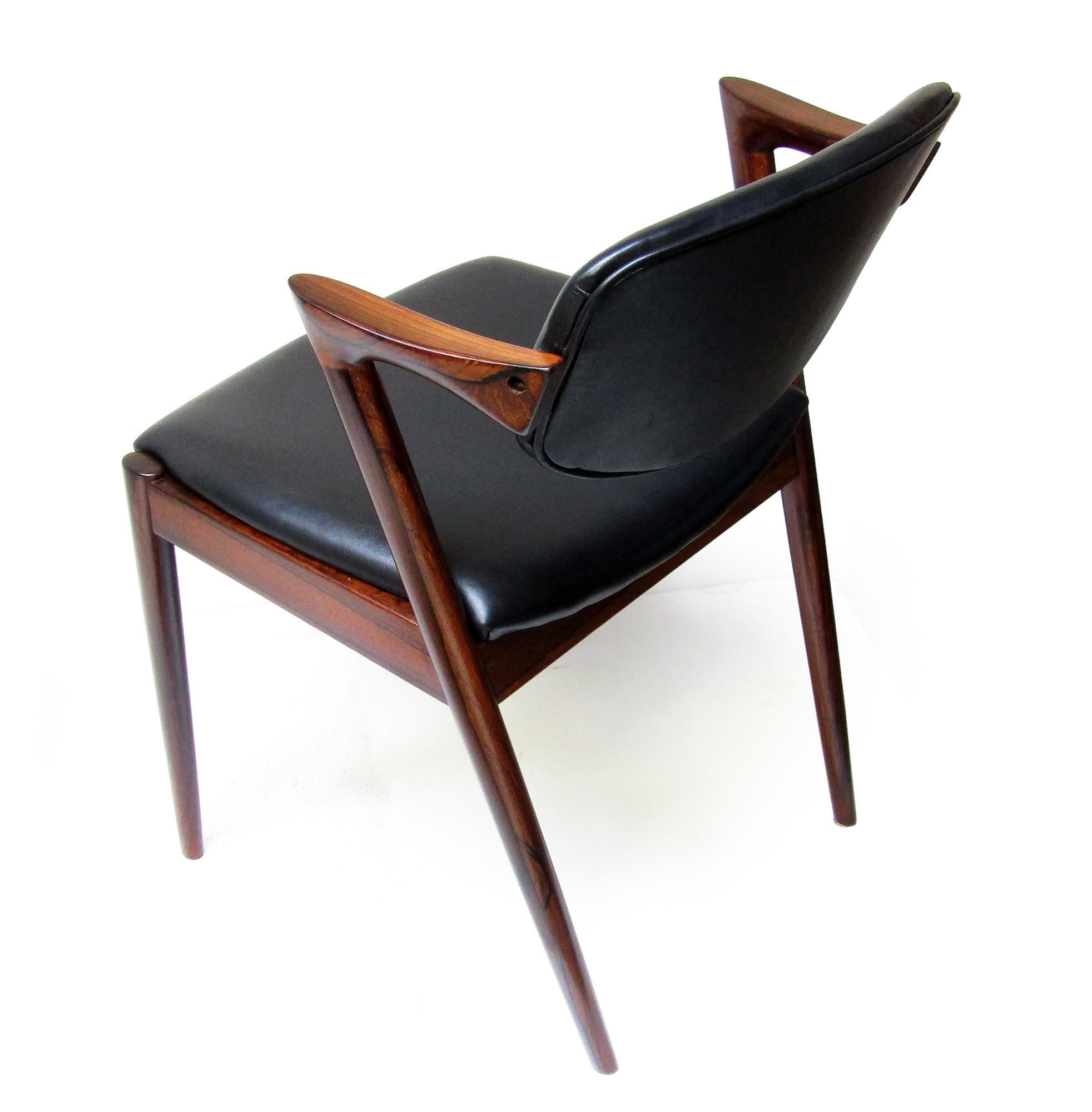 Seis sillas de comedor danesas modelo 42 de palisandro por Kai Kristiansen - Retapizadas en venta 2