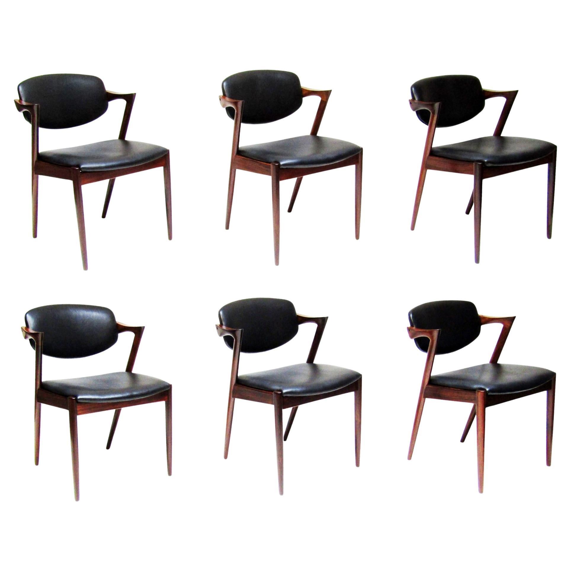 Seis sillas de comedor danesas modelo 42 de palisandro por Kai Kristiansen - Retapizadas en venta