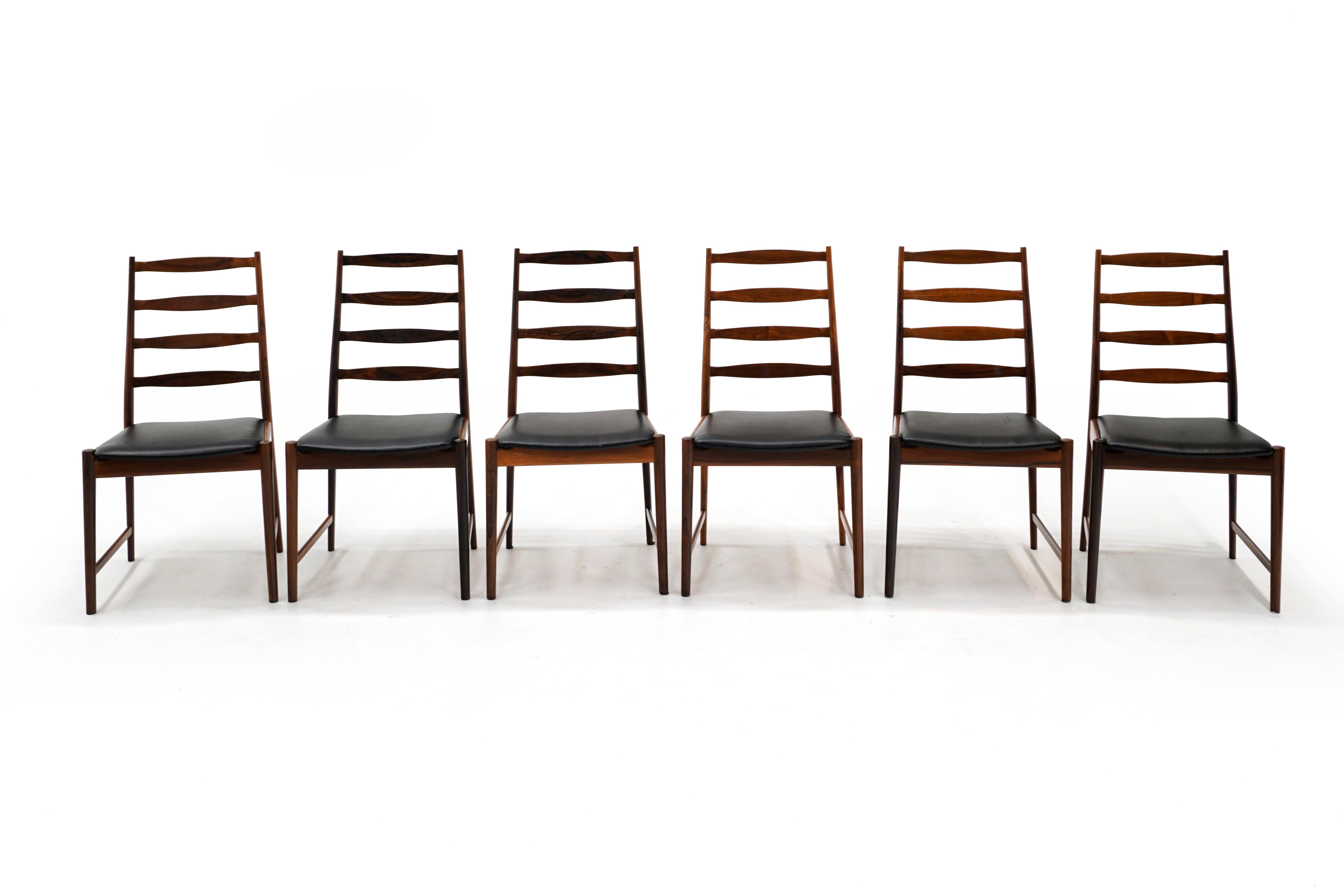 Ensemble de 6 superbes chaises de salle à manger en bois de rose sans accoudoirs, conçues par Arne Vodder et fabriquées par Vamo Sonderborg, Danemark, années 1960. Signé avec une marque sur le dessous des chaises. Magnifique ensemble.