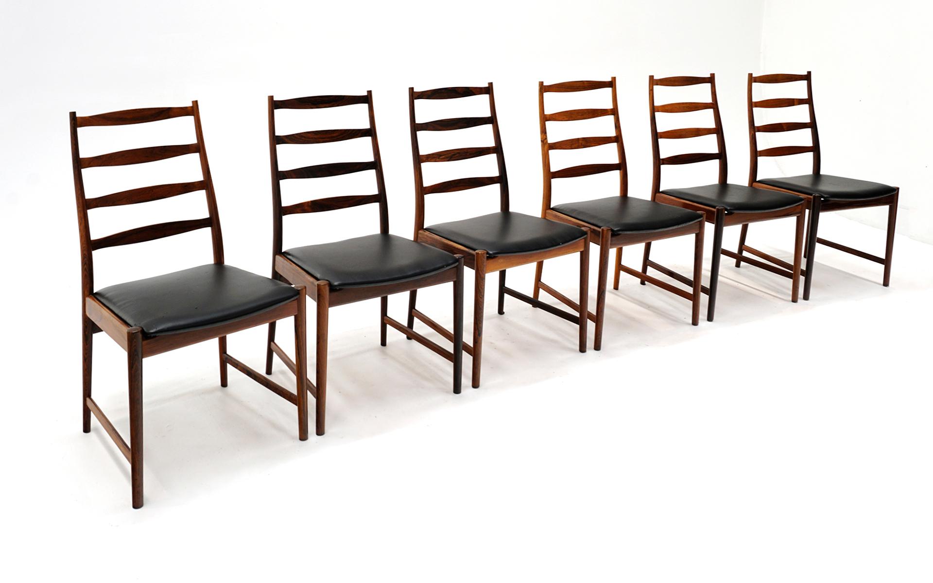 Scandinave moderne Six chaises de salle à manger modernes danoises en bois de rose à dossier en échelle par Arne Vodder, assises noires en vente
