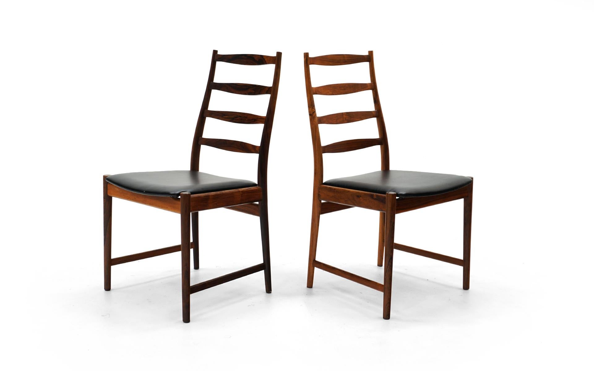 Danois Six chaises de salle à manger modernes danoises en bois de rose à dossier en échelle par Arne Vodder, assises noires en vente