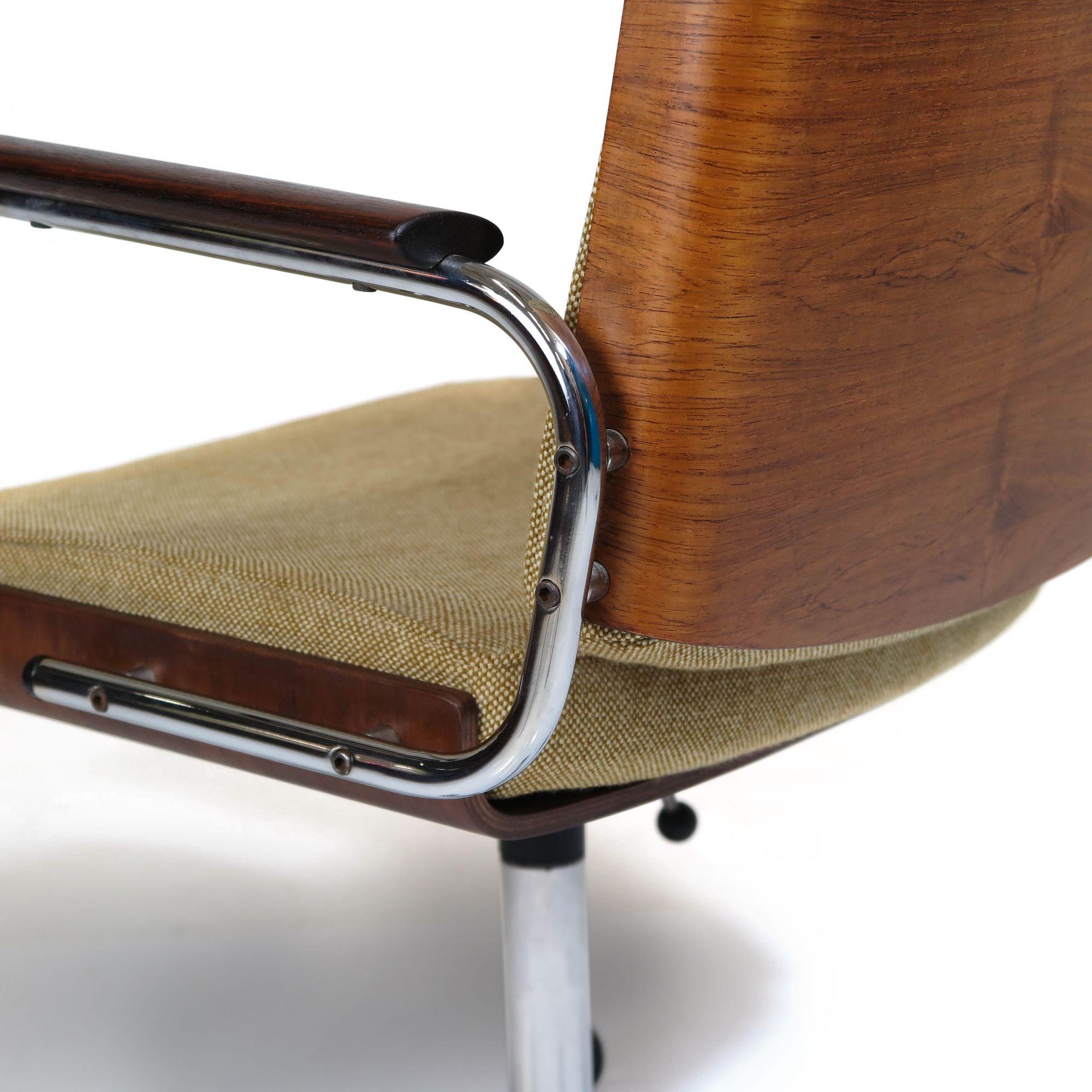 Rosewood and aluminum office or dining chairs with floating solid rosewood arm rests, and recessed cushions upholstered in the original wool. The seats and backrests are crafted of steamed Rosewood plywood. The solid rosewood armrests are supported