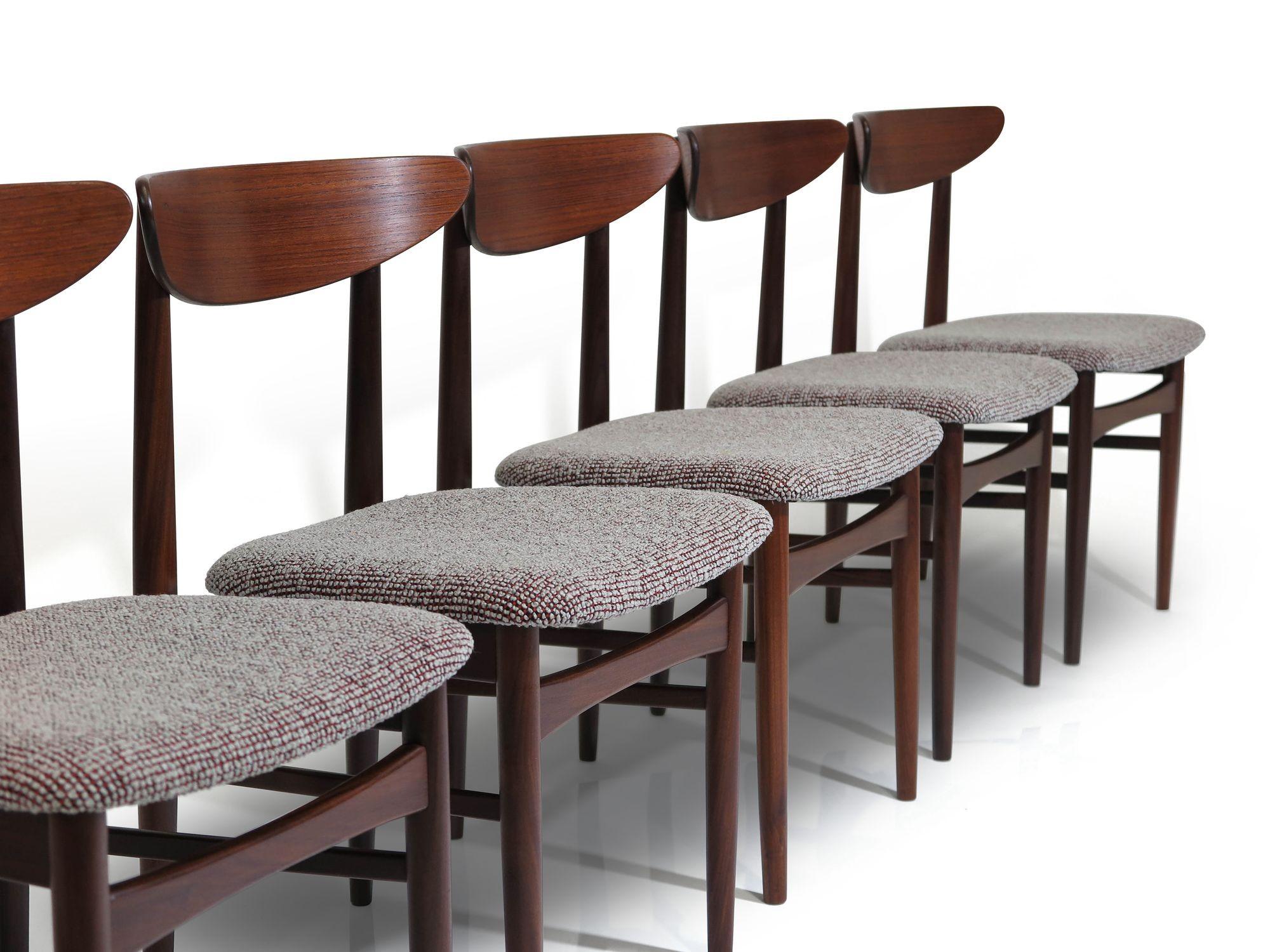 Ensemble de six chaises de salle à manger en teck du milieu du siècle dernier, conçues par E.W Bach pour Skovby Moblefabrik, modèle 57. Les chaises sont fabriquées en teck massif et leurs sièges sont nouvellement rembourrés. Les chaises sont en