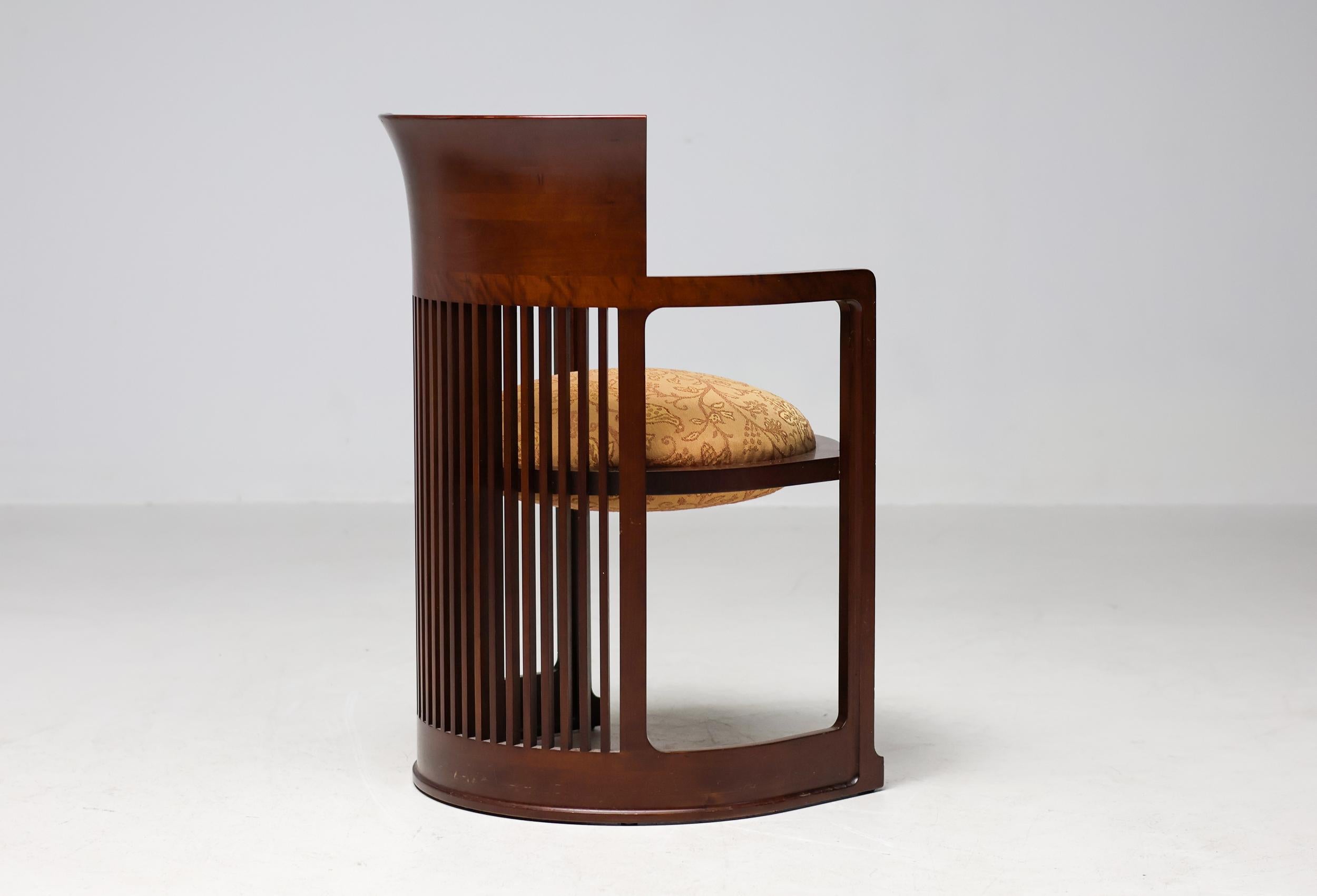 Sei sedie a botte in ciliegio scuro Cassina di Frank Lloyd Wright, stile metà del secolo scorso. in vendita 2