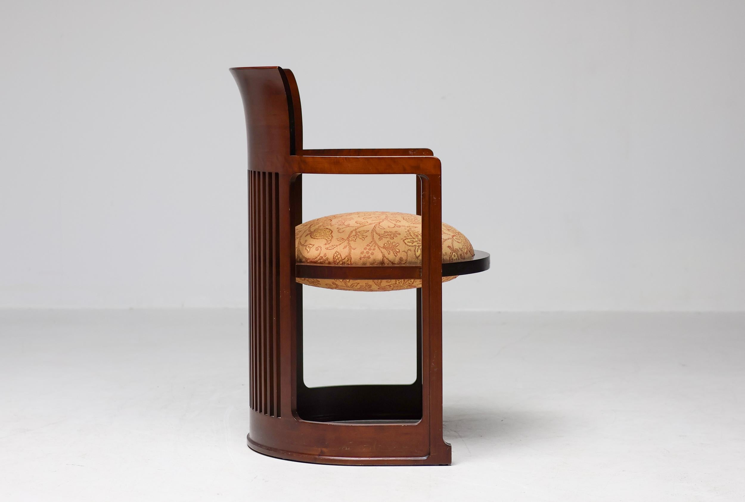 Sei sedie a botte in ciliegio scuro Cassina di Frank Lloyd Wright, stile metà del secolo scorso. in vendita 3