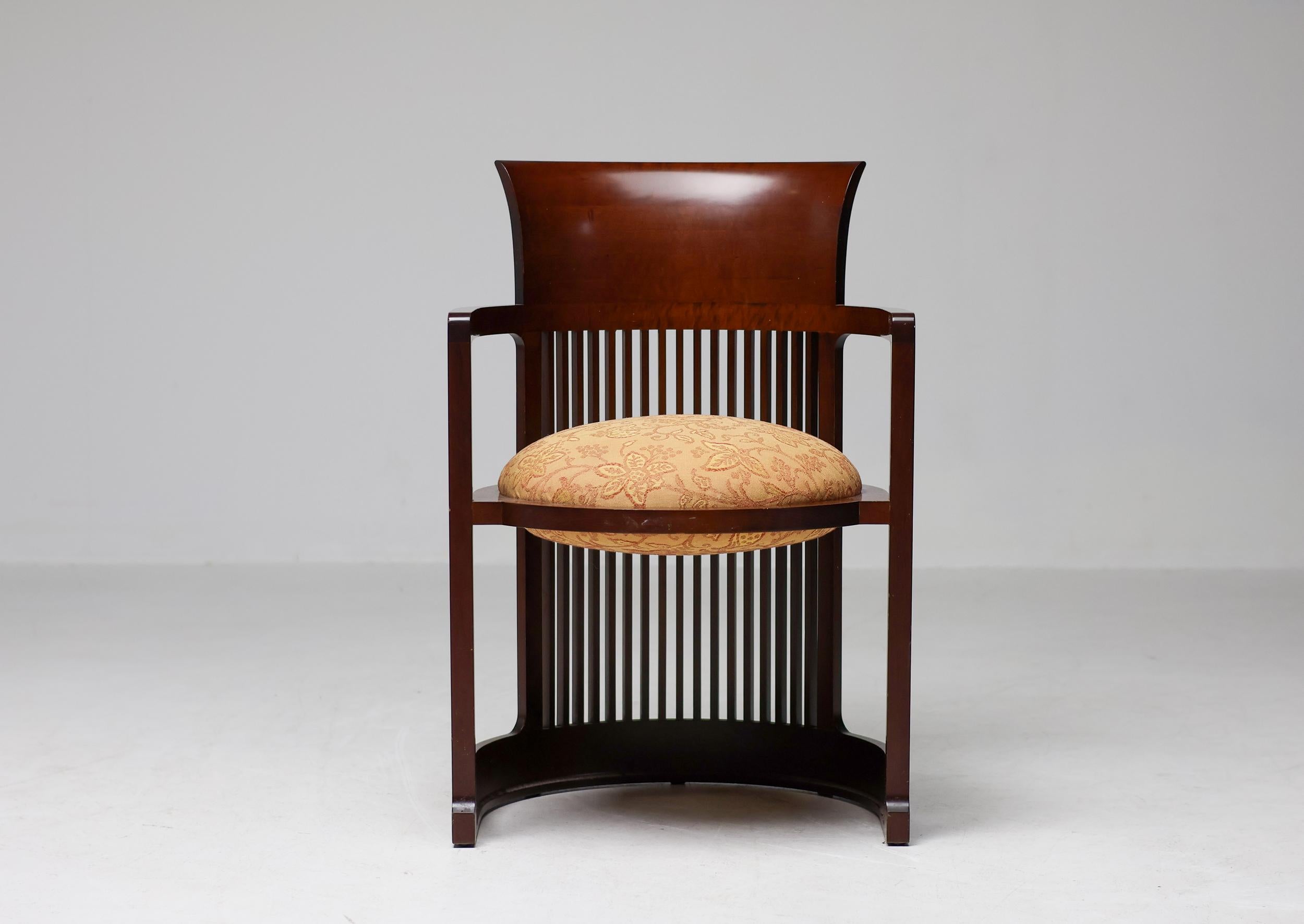 Sedie Frank Lloyd Wright Taliesin Barrel per Cassina, legno massello di ciliegio tinto scuro e seduta imbottita in lana, Italia, 1937.  
Un design senza tempo di eccezionale complessità costruttiva, l'iconica sedia 