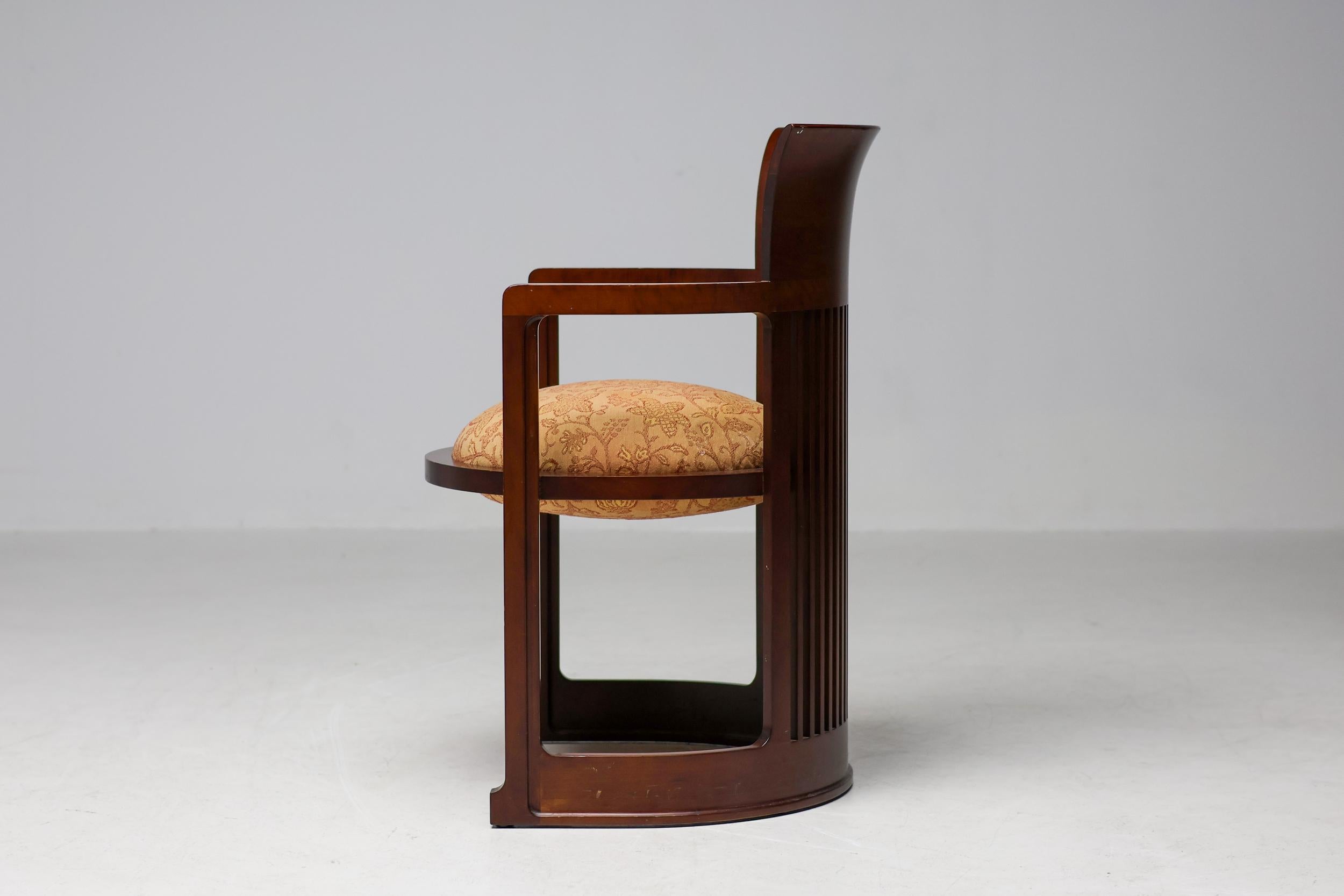 Sei sedie a botte in ciliegio scuro Cassina di Frank Lloyd Wright, stile metà del secolo scorso. In condizioni buone in vendita a Dronten, NL