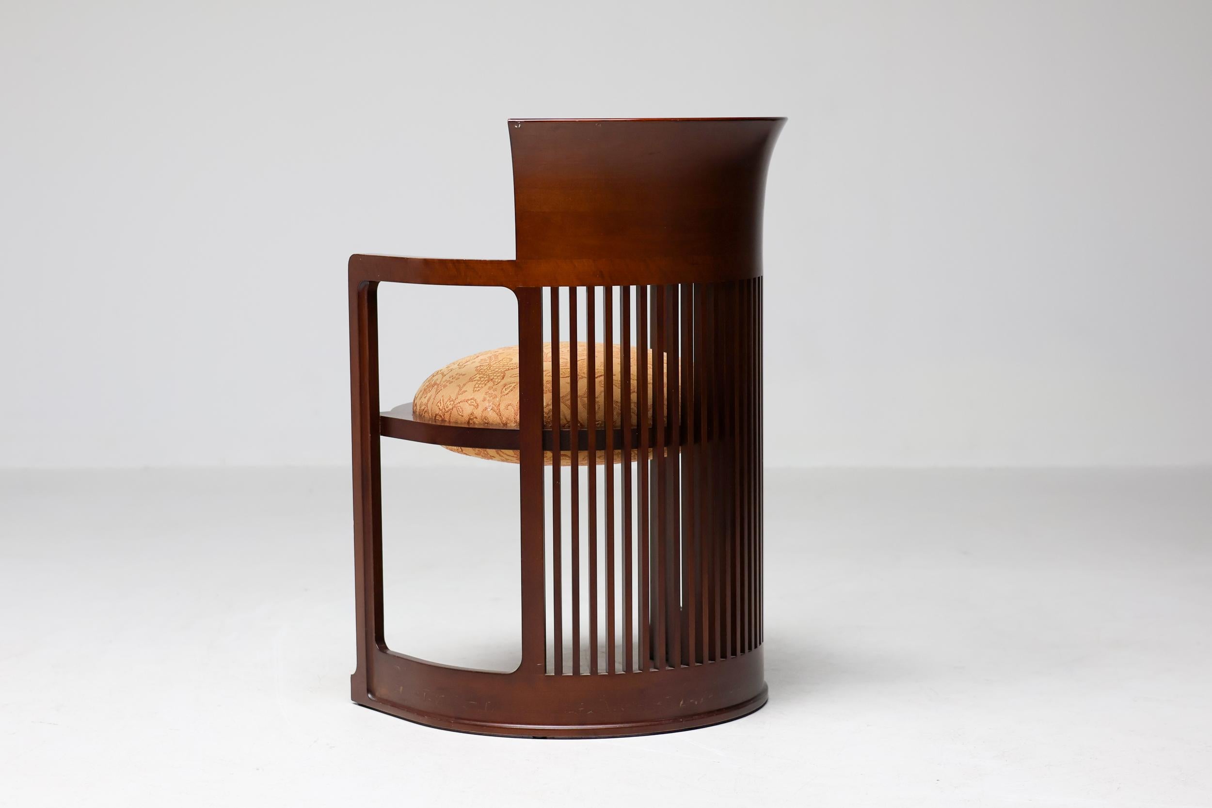 Lana Sei sedie a botte in ciliegio scuro Cassina di Frank Lloyd Wright, stile metà del secolo scorso. in vendita