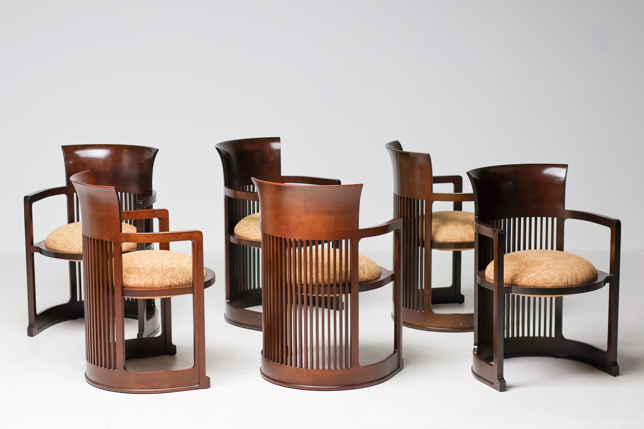 Sei sedie a botte in ciliegio scuro Cassina di Frank Lloyd Wright, stile metà del secolo scorso. in vendita 1