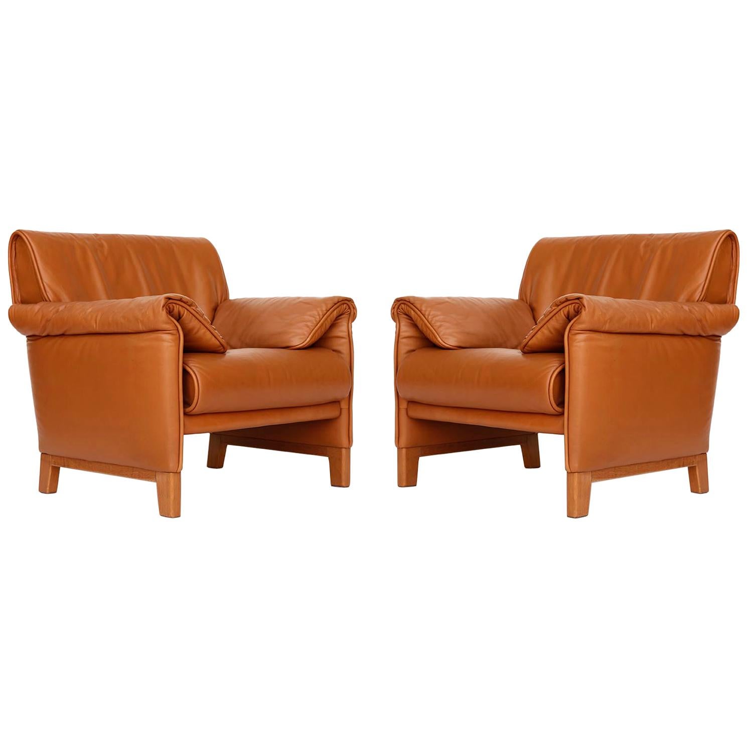Einer von vier De Sede 'DS-14' Sesseln in warmem, hochwertigem, cognacbraunem Leder mit einem massiven Teakholzgestell, entworfen 1989 und hergestellt zwischen 1989 und 1997.
Die Stühle sind in sehr gutem und fast neuem Zustand. Sie sind innen mit