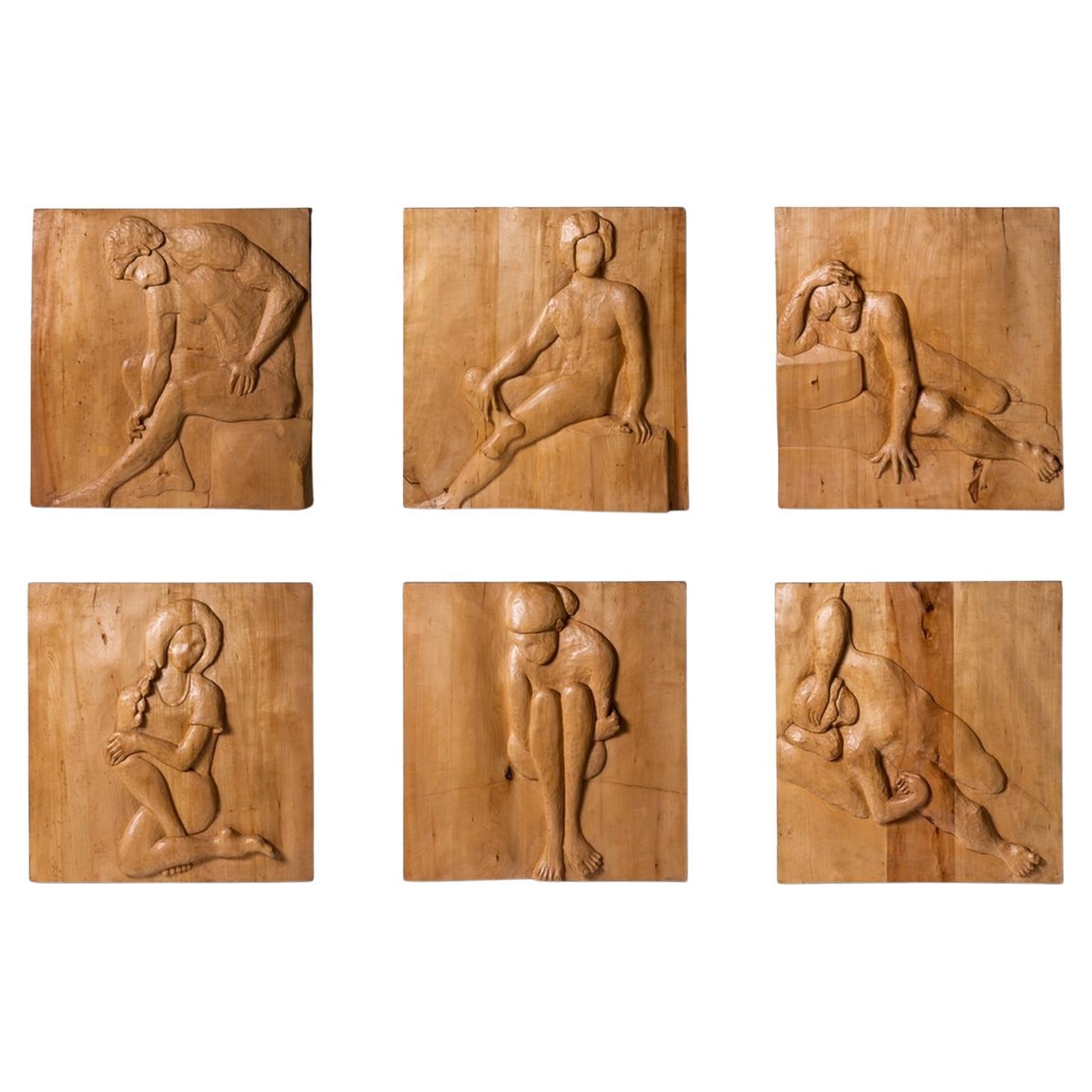 Six panneaux décoratifs en bois sculpté en bas-relief en vente
