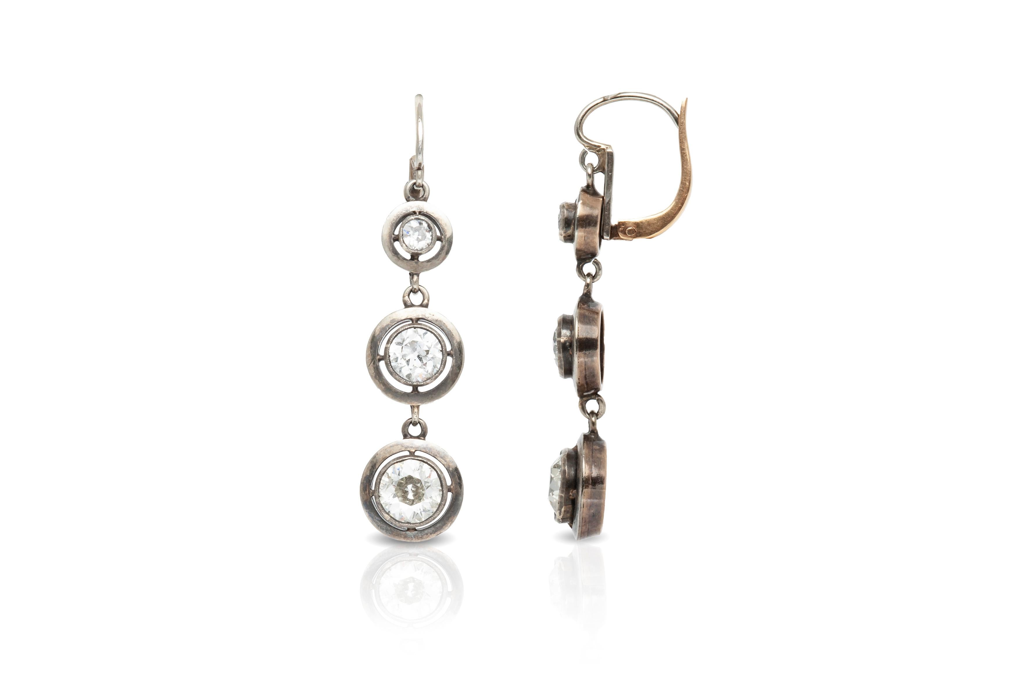 Women's Six Diamonds 18 Karat Drop Earrings For Sale