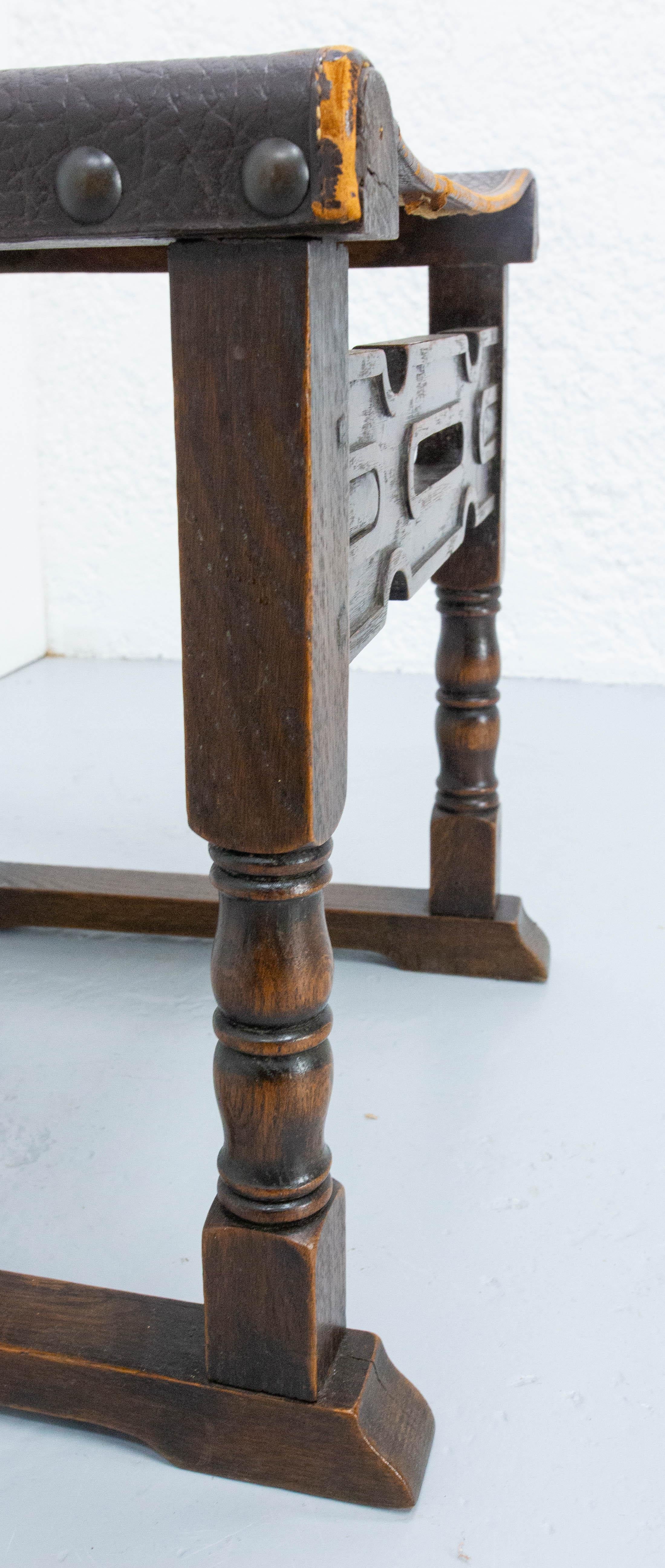 Colonial Revival Six Dining Chairs Antique Mid-20th Century Spanish Studs Leather & Chestnut For Sale