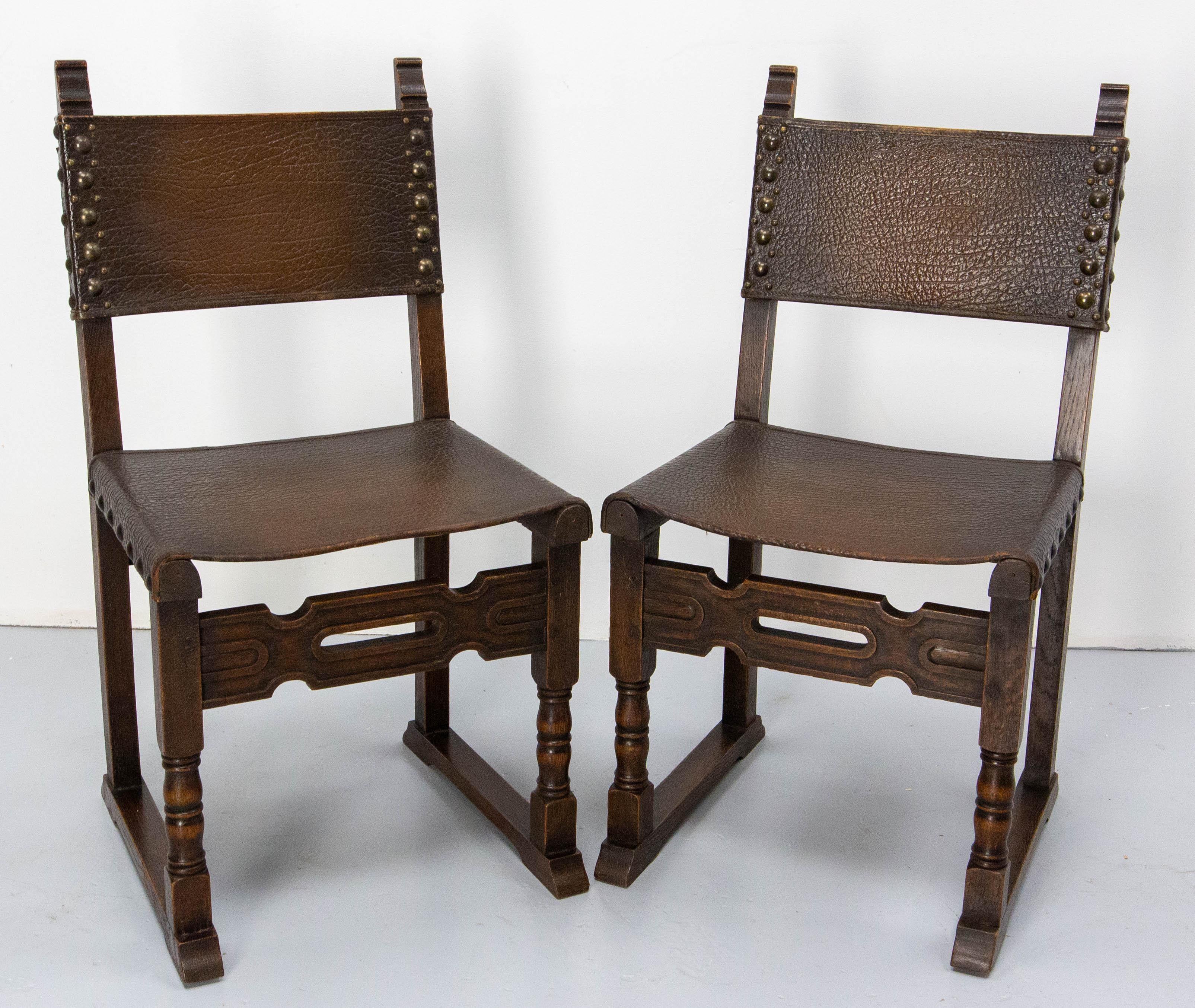 Six Dining Chairs Antique Mid-20th Century Spanish Studs Leather & Chestnut In Good Condition In Labrit, Landes