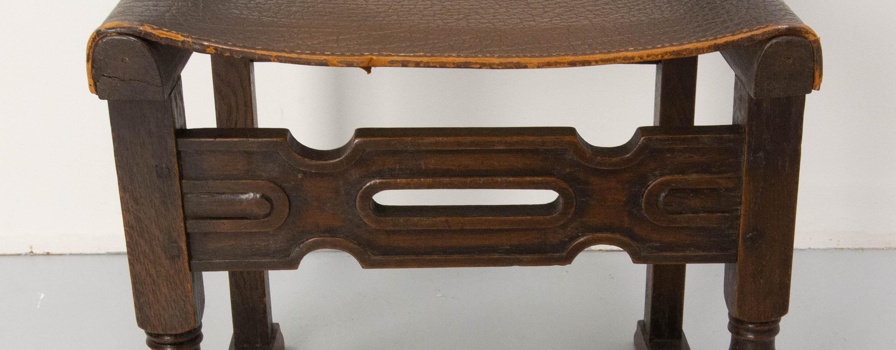 Six Dining Chairs Antique Mid-20th Century Spanish Studs Leather & Chestnut In Good Condition For Sale In Labrit, Landes