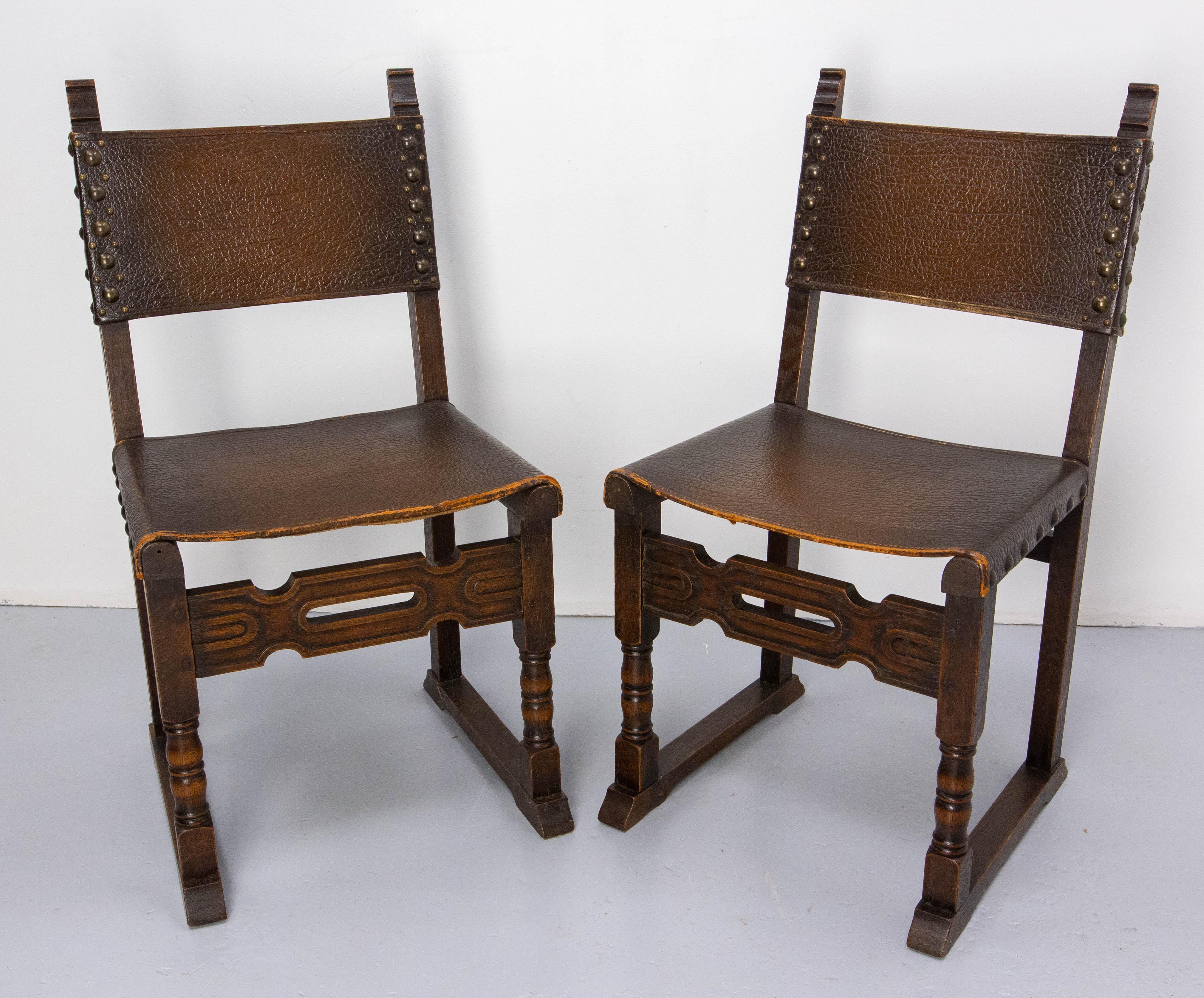 Six Dining Chairs Antique Mid-20th Century Spanish Studs Leather & Chestnut For Sale 3