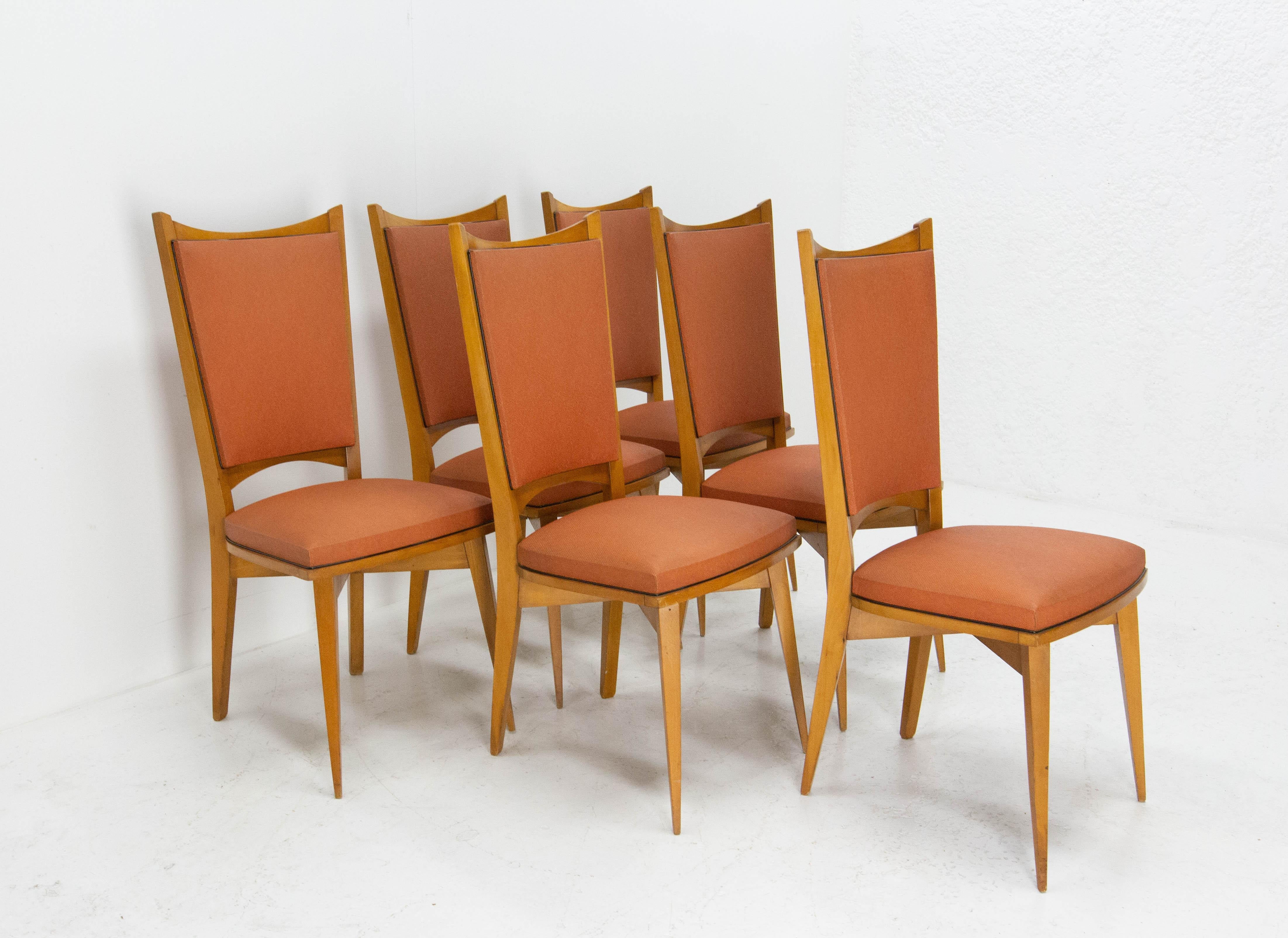 Satz von sechs französischen Esszimmerstühlen um 1950 
Rotes Moleskine und Buche
In gutem Zustand solide und gesund zu verwenden oder leicht wiederhergestellt werden.

Versand:
3 Packungen:
L 65 P 45 H98 15 kg je Packung.