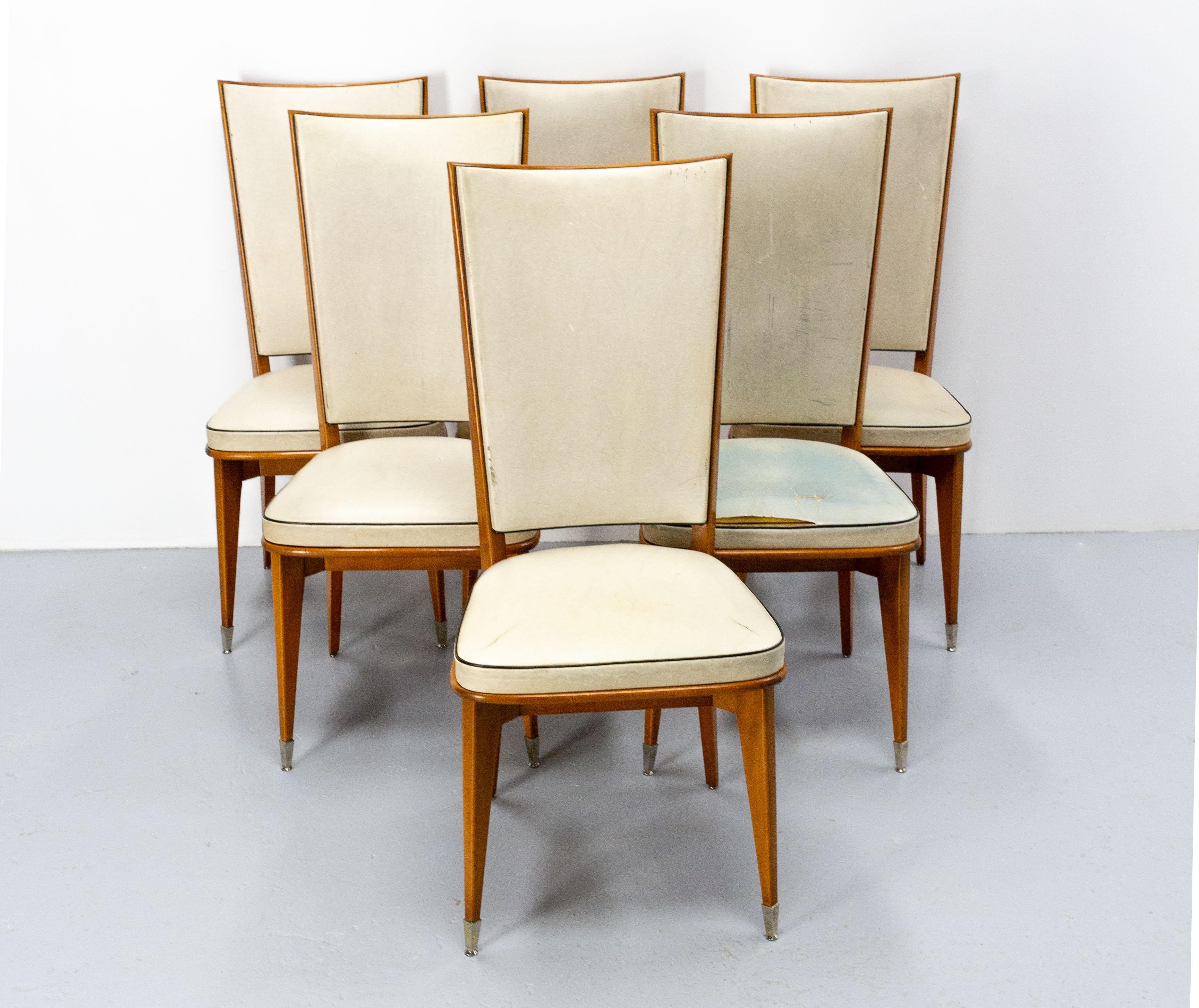 Set of six French dining chairs circa 1950 
Skai and beech to recover
In good condition solid and sound 
We can offer you a quote to redo the cover.

Shipping:
L 137 P 66 H102 53.2 kg.