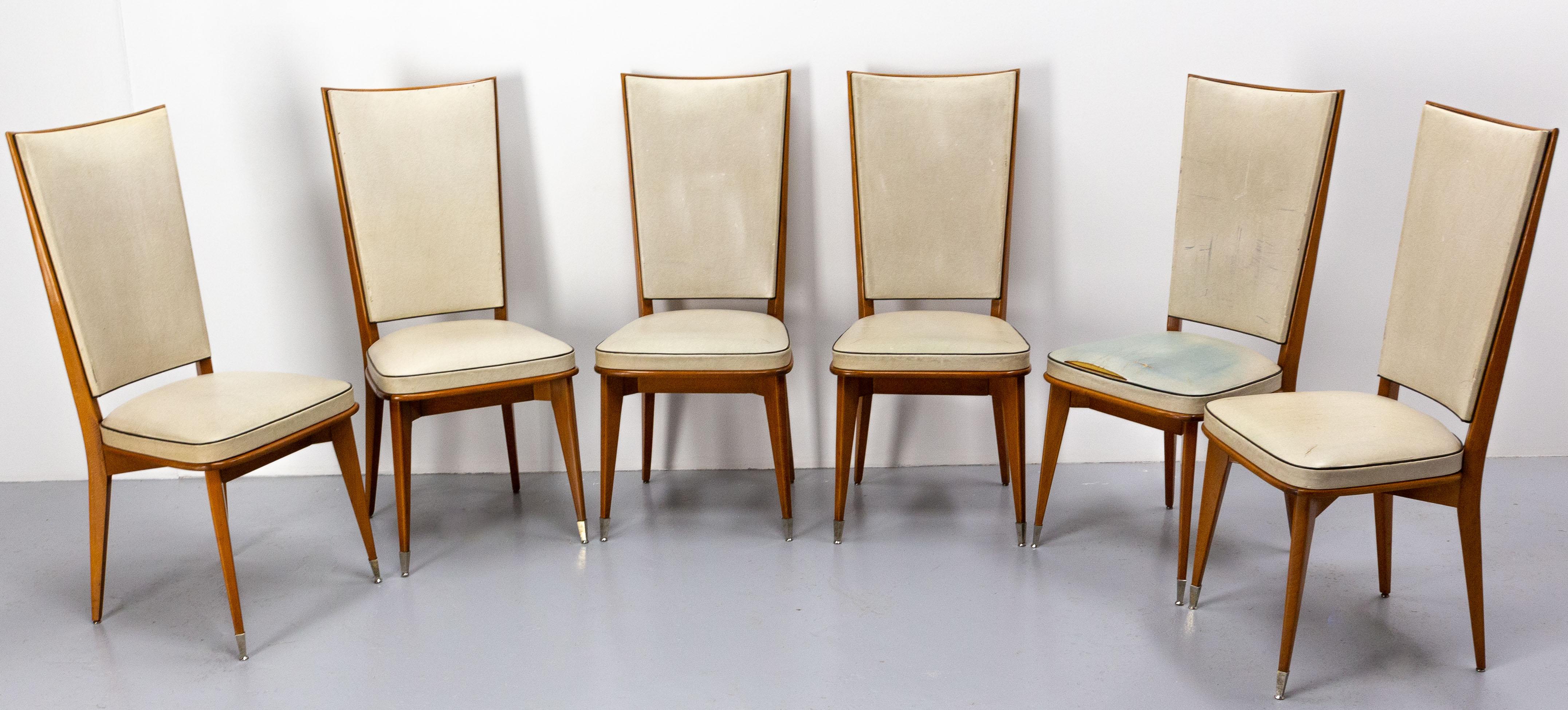 Sechs Esszimmerstühle aus Buche und Skai zur Restaurierung, französisch, Mitte des Jahrhunderts, um 1950 (Moderne der Mitte des Jahrhunderts) im Angebot