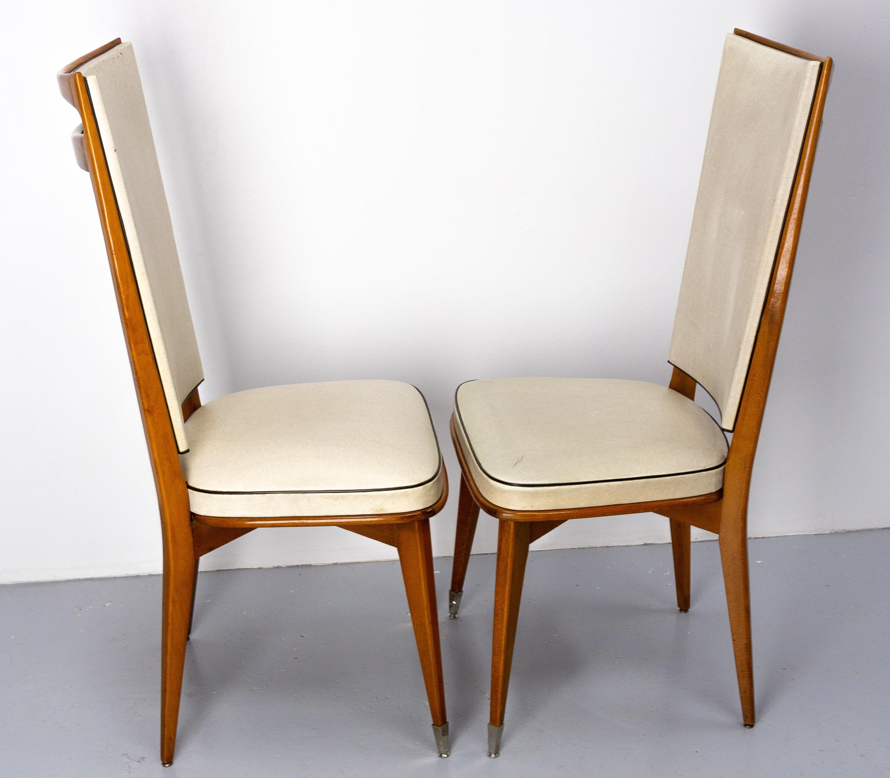 Sechs Esszimmerstühle aus Buche und Skai zur Restaurierung, französisch, Mitte des Jahrhunderts, um 1950 (20. Jahrhundert) im Angebot