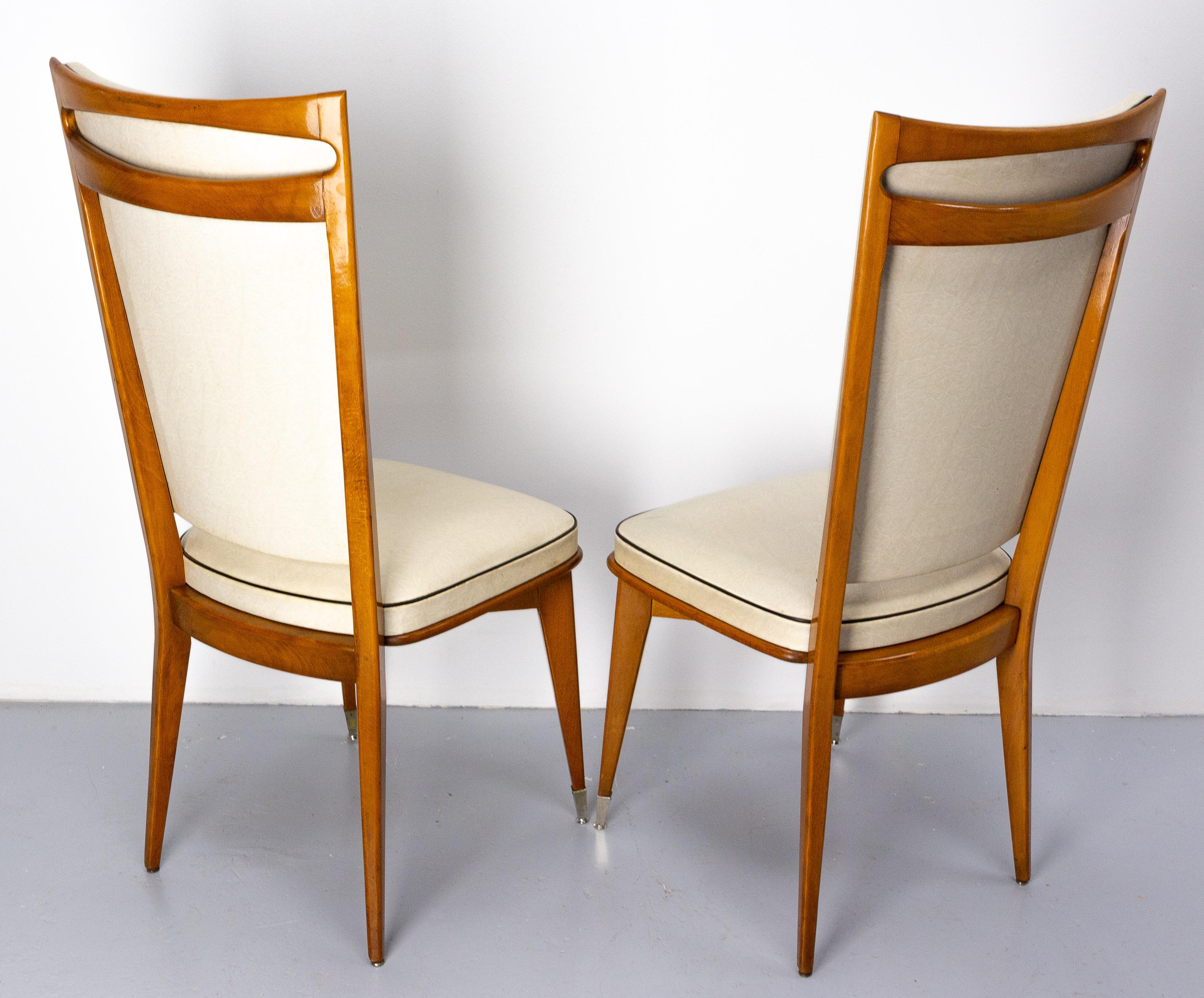 Sechs Esszimmerstühle aus Buche und Skai zur Restaurierung, französisch, Mitte des Jahrhunderts, um 1950 (Buchenholz) im Angebot