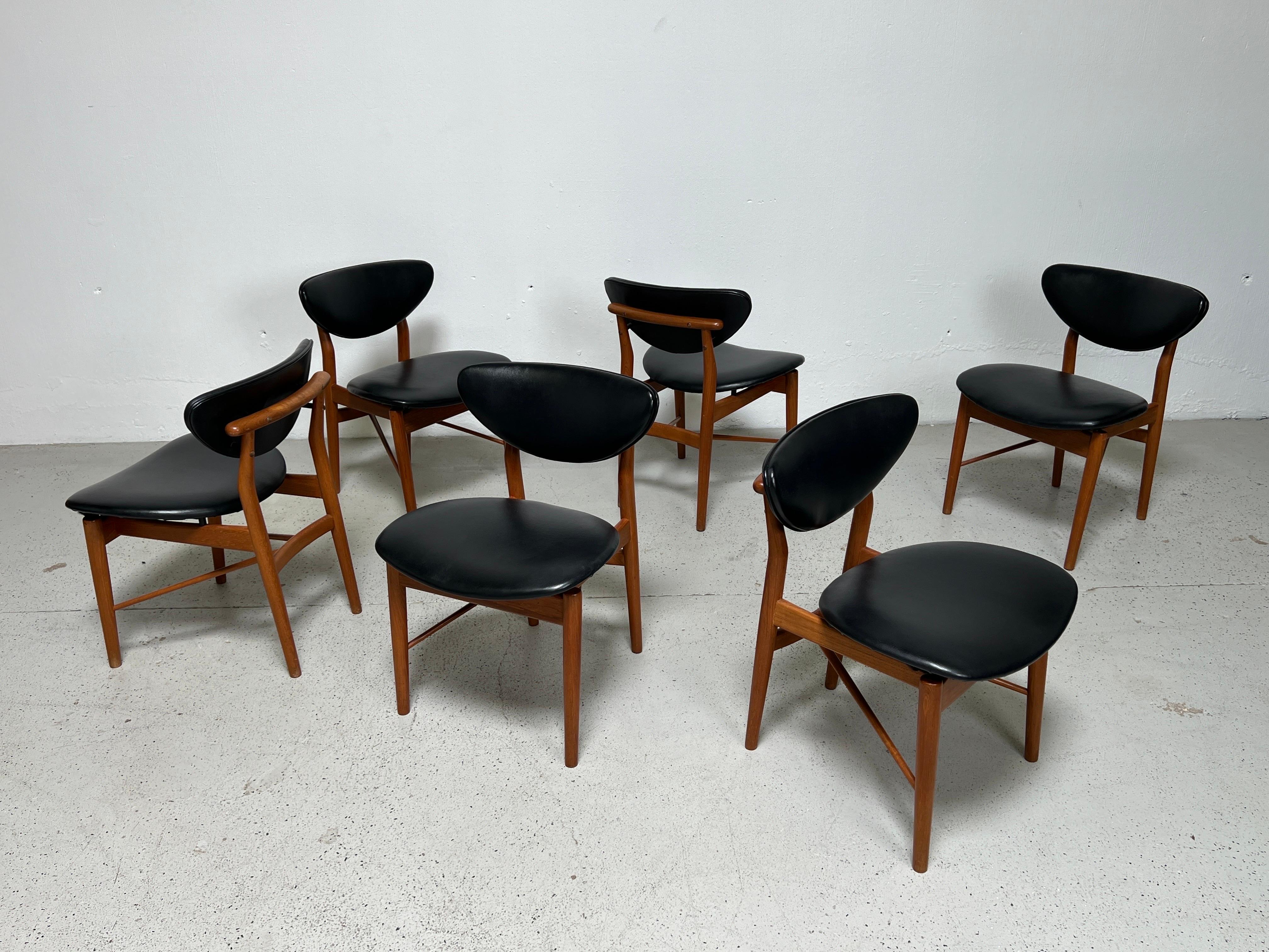 A set of six teak dining chairs in original vinyl deigned by Finn Juhl for Niels Vodder, 1946.
