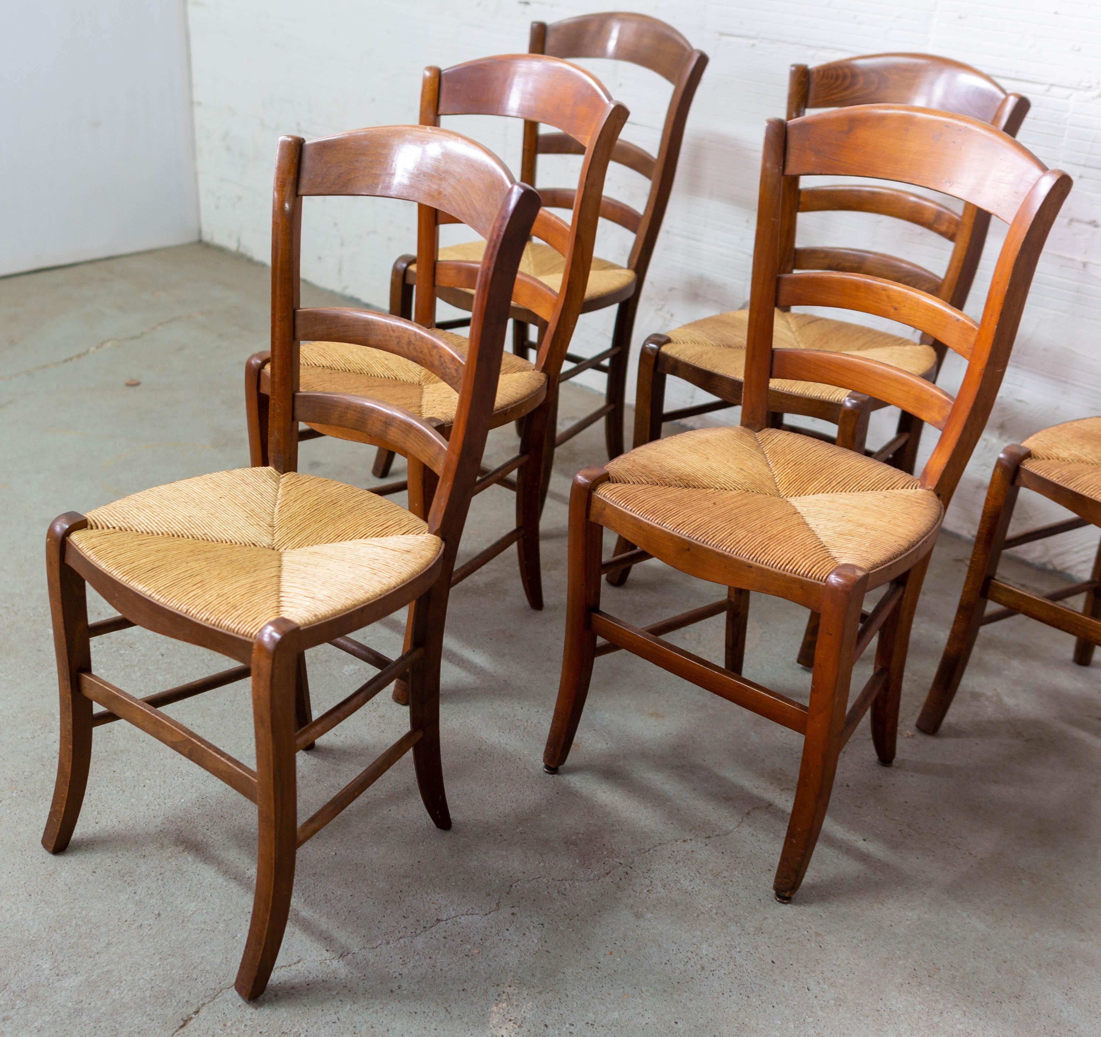 Six dining chairs French Country House ladder backs with rush seats
Two chairs are of cherrywood, four are beech (see photos)
In very good condition with only minor signs of use, sound and solid.

Shipping:
3 packs:
L 41/ P 47/ H 89 cm, 8 kg