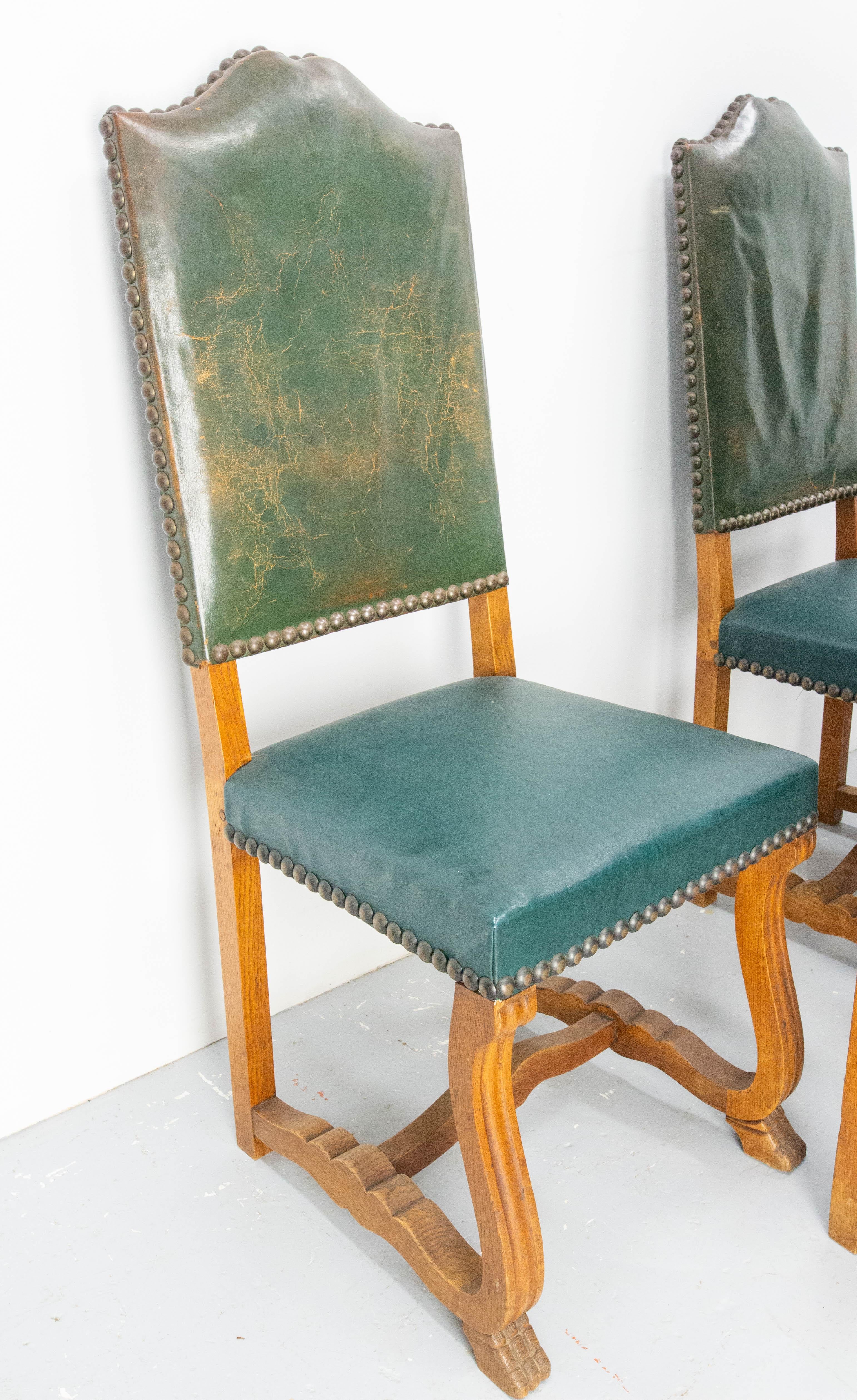 Sechs Esszimmerstühle hohe Rückenlehne gepolstert, um Französisch, um 1920 im Angebot 3