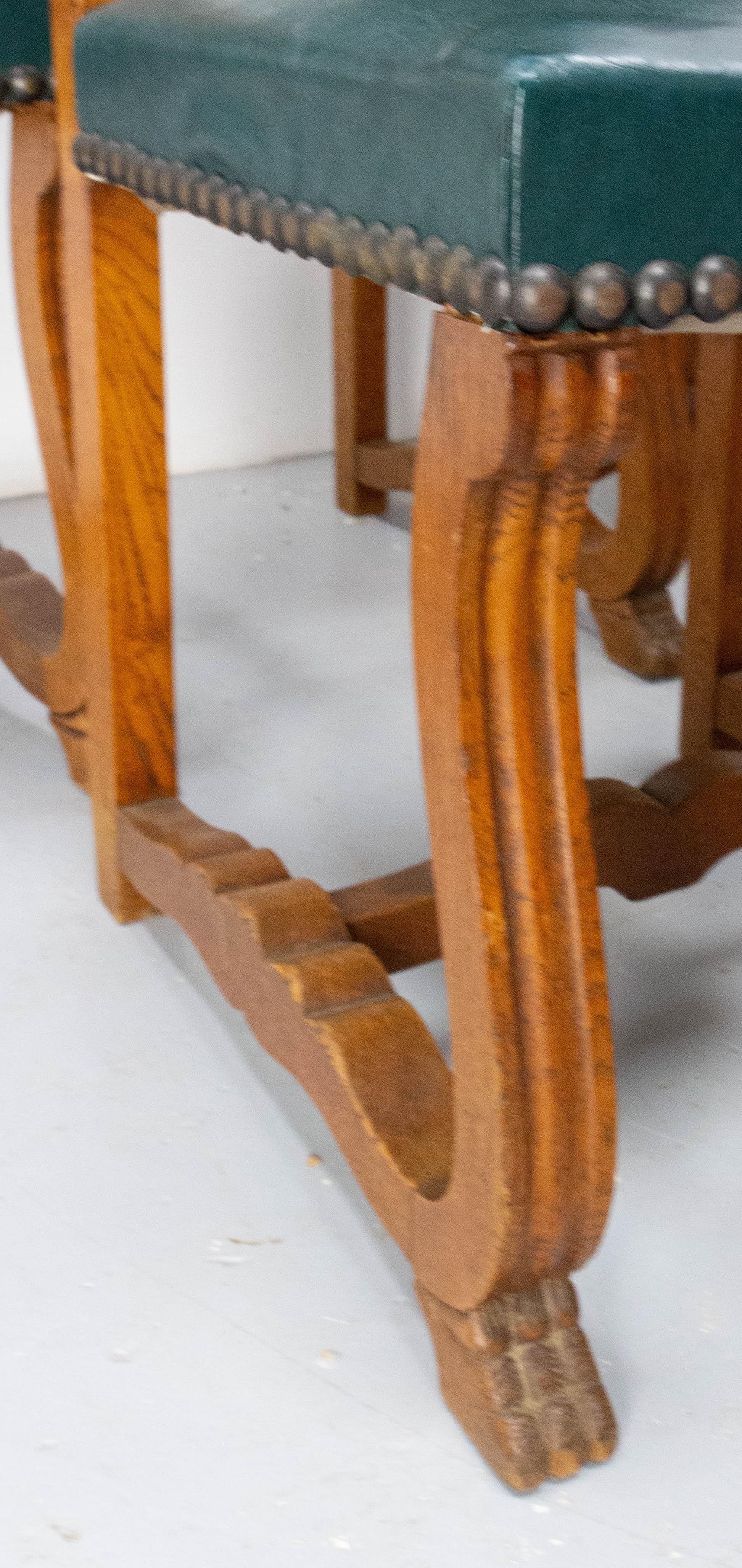 Satz von sechs französischen Esszimmerstühlen um 1920 zum Wiederherstellen
Geschnitzte Eiche mit Greifenadlerfüßen
Die Rückenlehnen sind aus Leder und müssen ausgetauscht werden. Die Sitze wurden mit rotem Skai bezogen, das auf Wunsch beibehalten