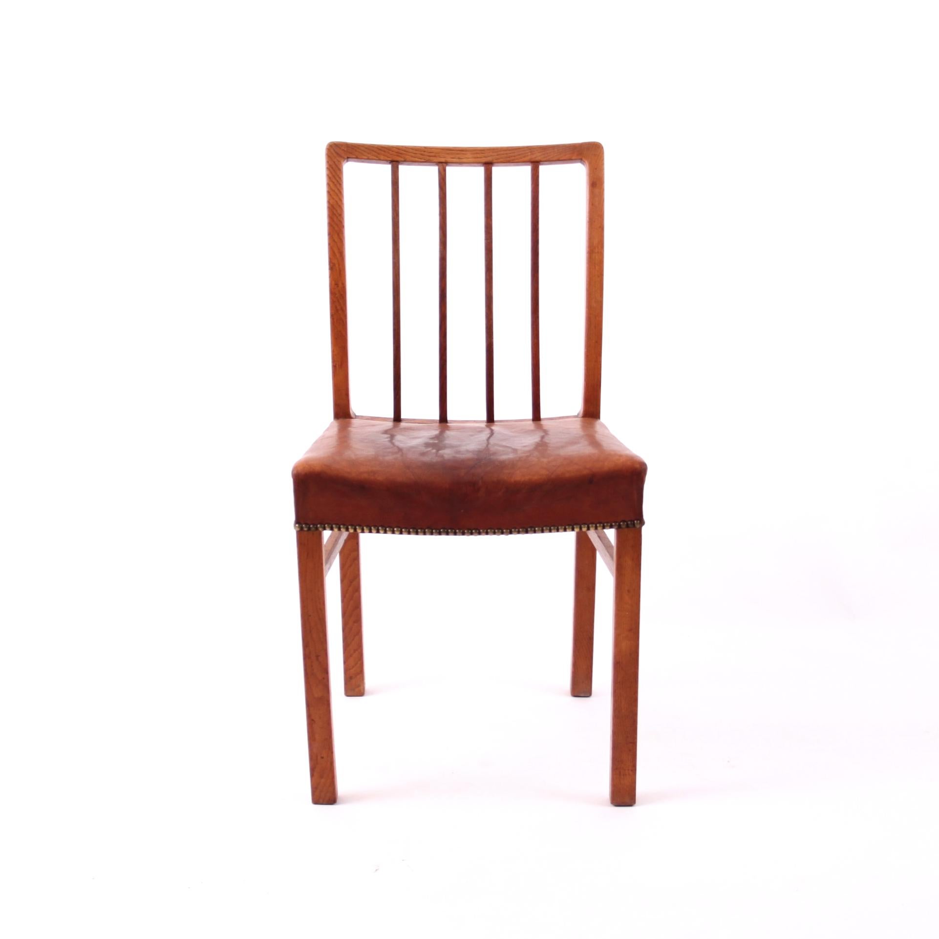 JACOB KJÆR   -   SCANDINAVIAN MODERN

A beautiful set of 6 dining chairs by designer and cabinetmaker Jacob Kjær, Denmark 1930s.

The frame is made of oak with curved details. The seats are with the original Niger leather from 1930s which gives the