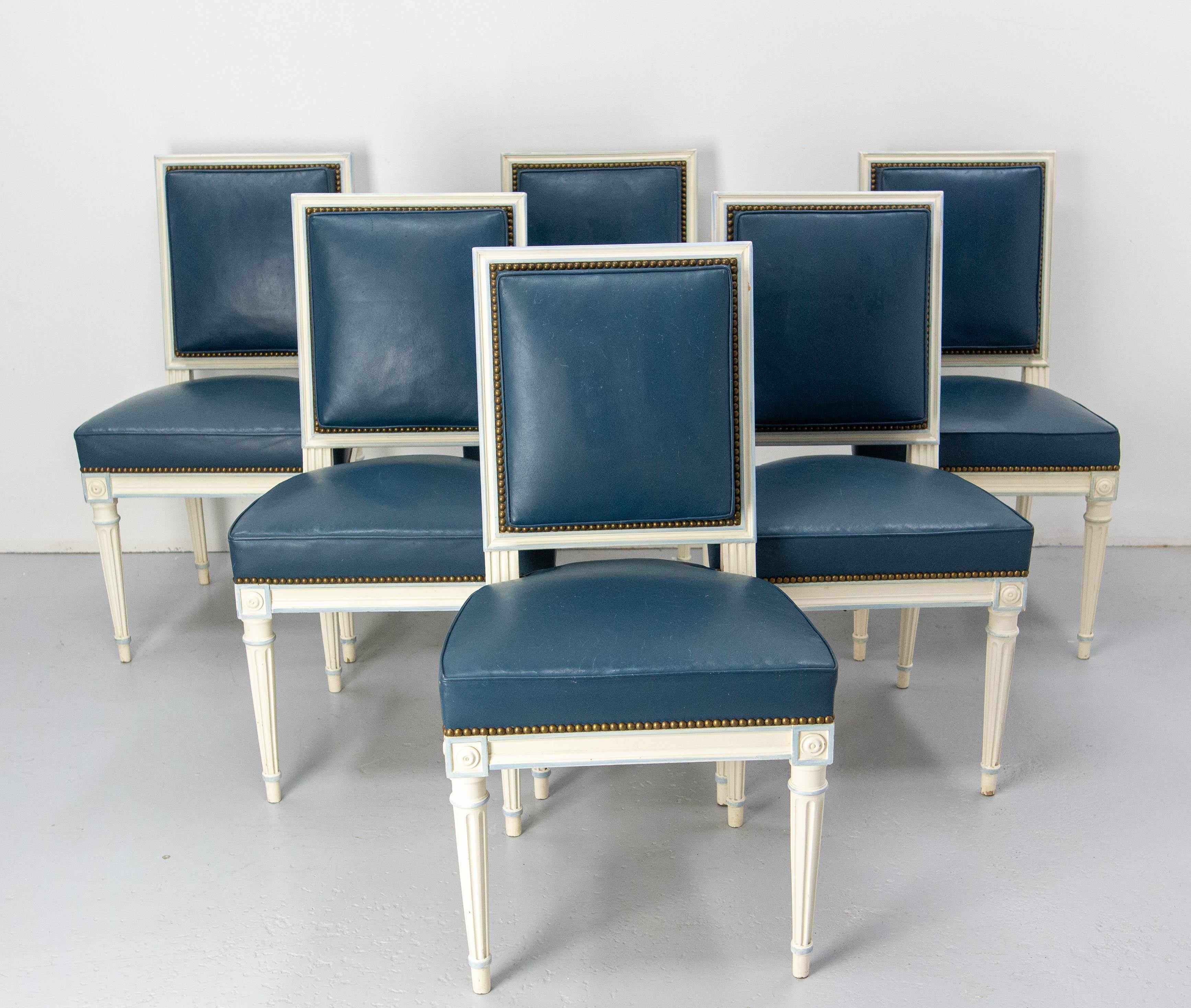 Ensemble de six chaises de salle à manger françaises circa 1960 
Skaï et bois peint. Le skai a quelques rayures de chat (s'il vous plaît voir les photos) et peut être utilisé a elle. Vous pouvez également la récupérer si vous le souhaitez.
Belle