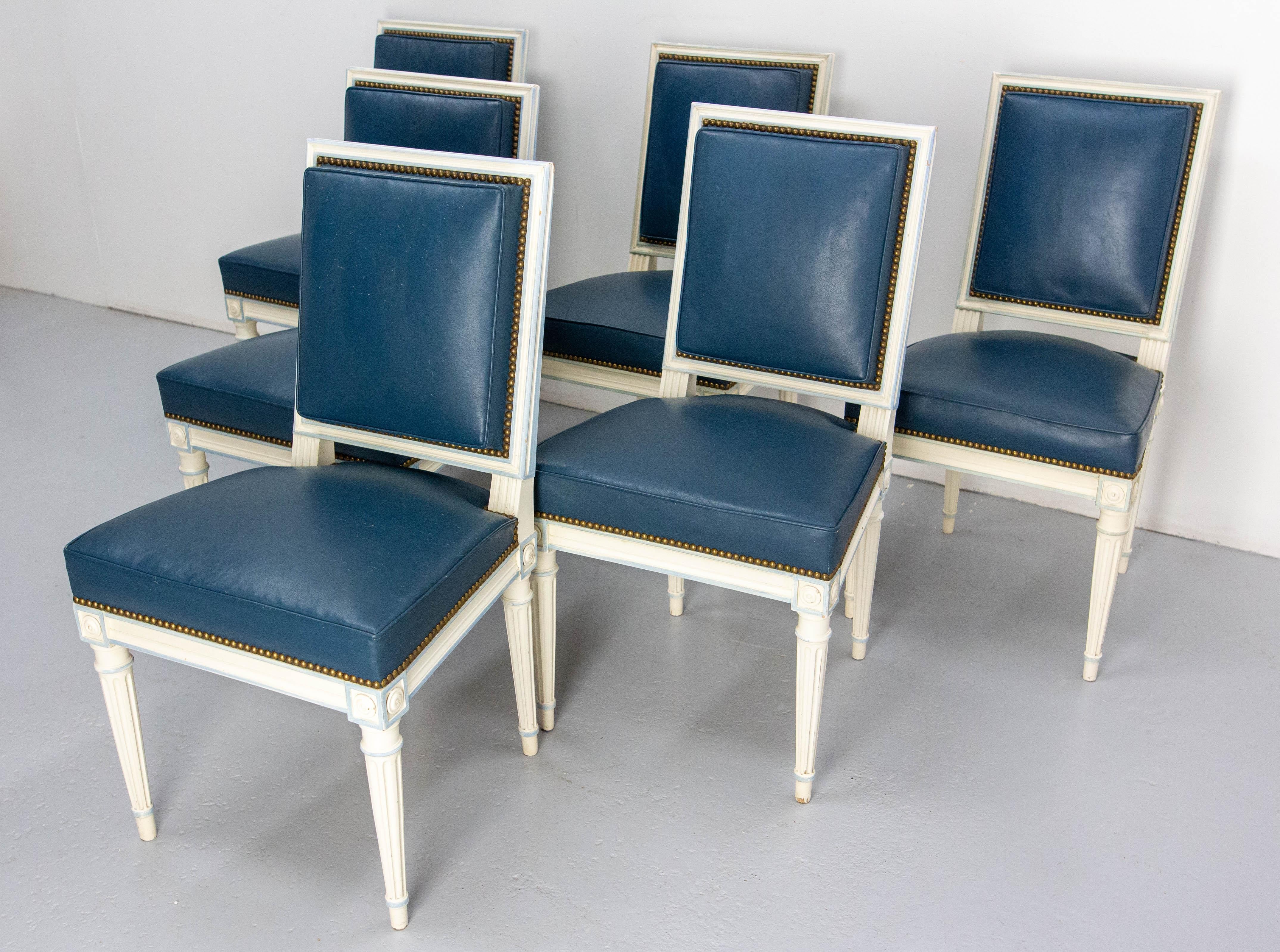 Français Six chaises de salle à manger patinées en bois et bleu style Louis 16, milieu du siècle dernier en vente