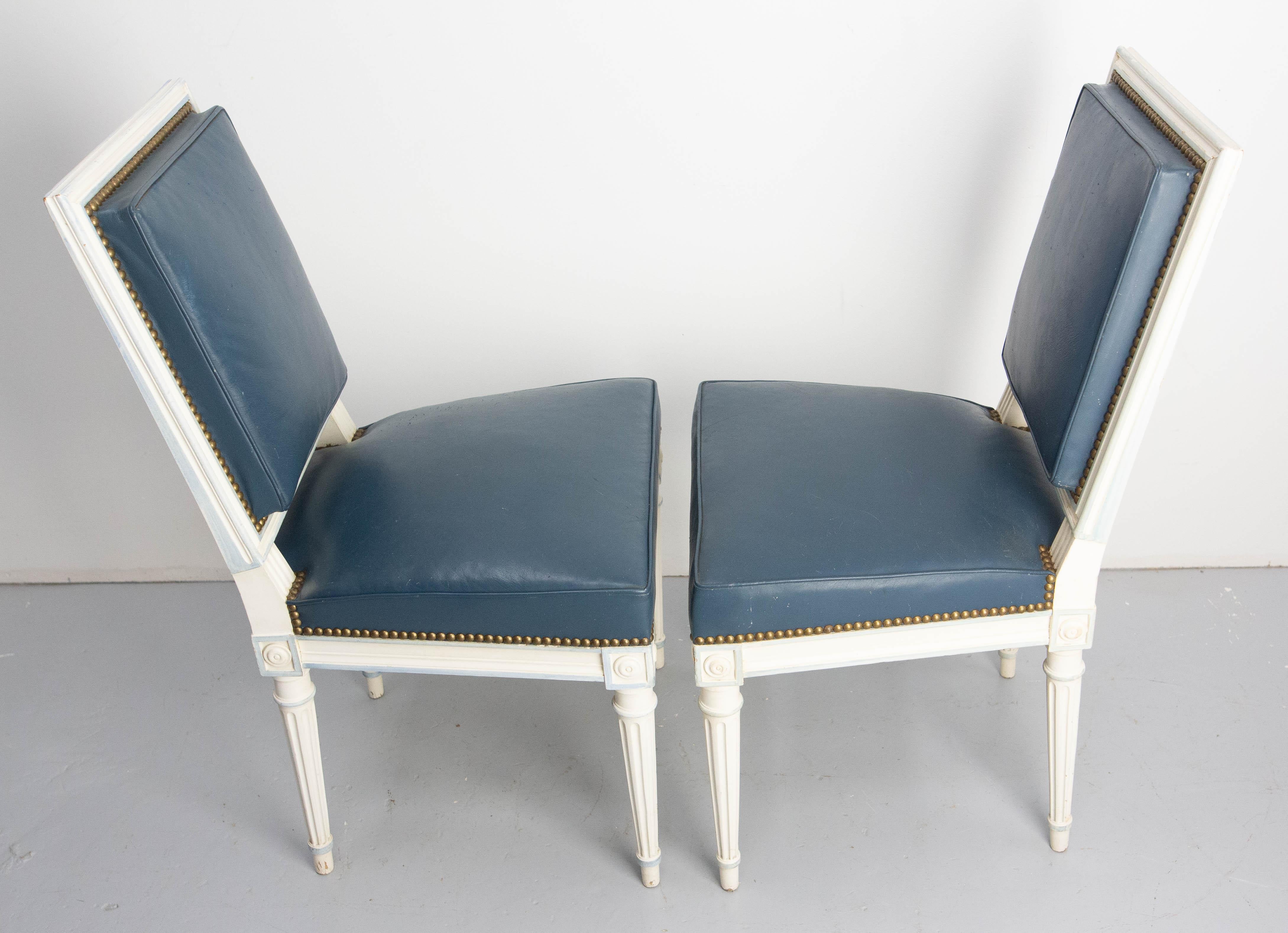 Imitation cuir Six chaises de salle à manger patinées en bois et bleu style Louis 16, milieu du siècle dernier en vente