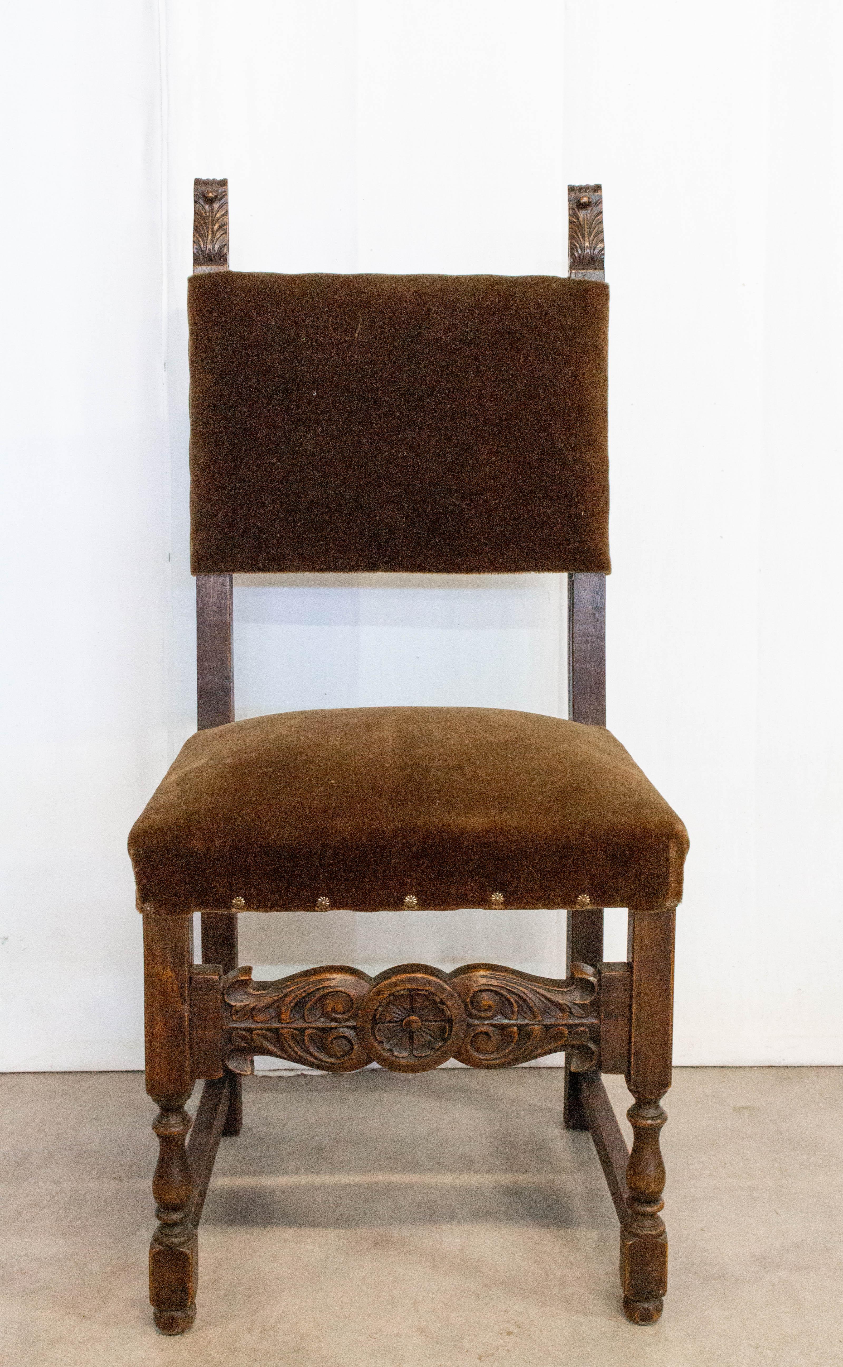Six dining chairs vintage 20th century Spanish velvet brass studs oak
Greenish brown velvet
The quality of the fabric allows to keep the chairs in their original appearance. You can also change the velvet to suit your interior
Good condition with