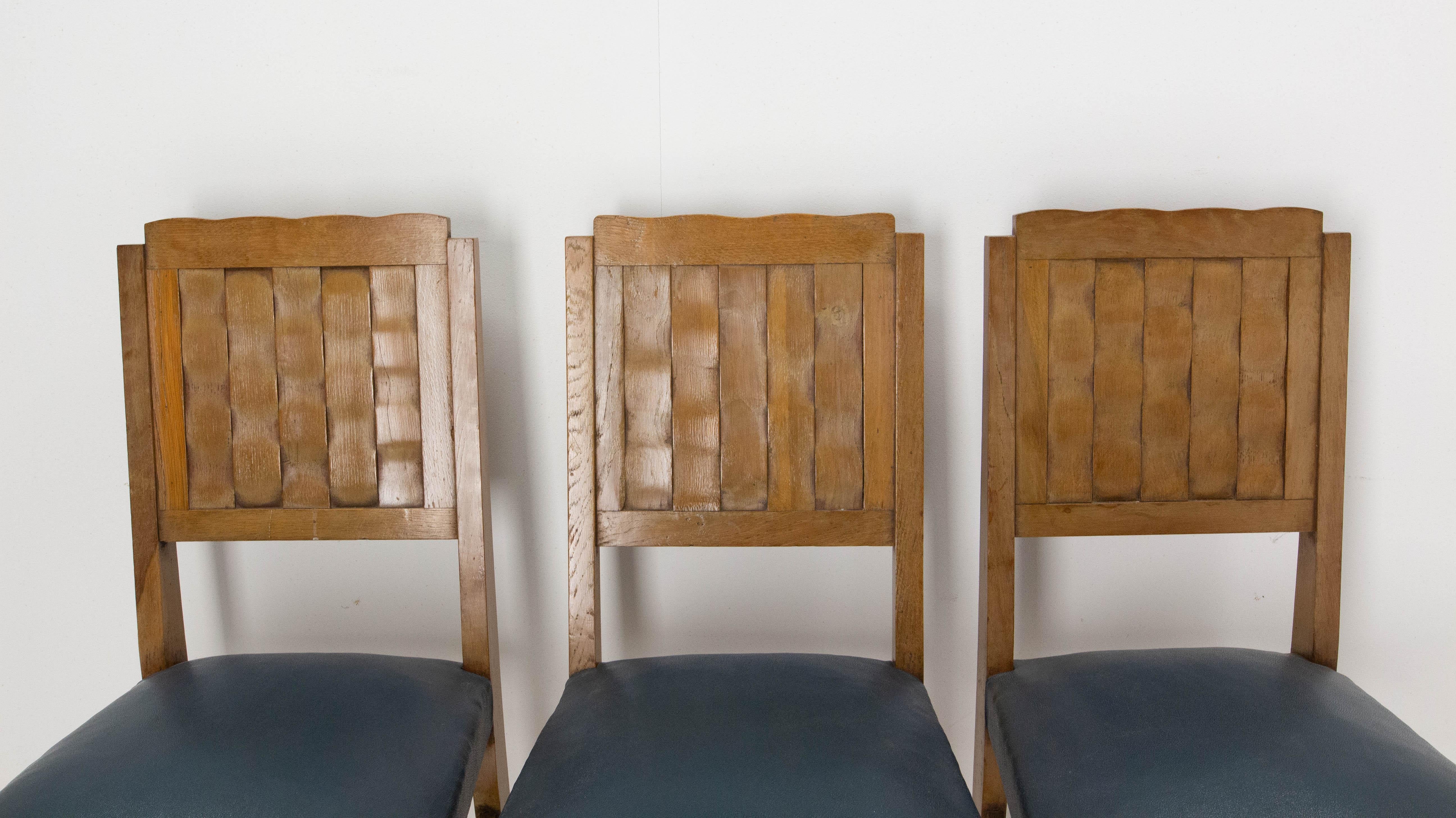 Sechs Esszimmerstühle aus Eichenholz mit geschnitzten Rückenlehnen, französischer Webstil, um 1950 im Angebot 4